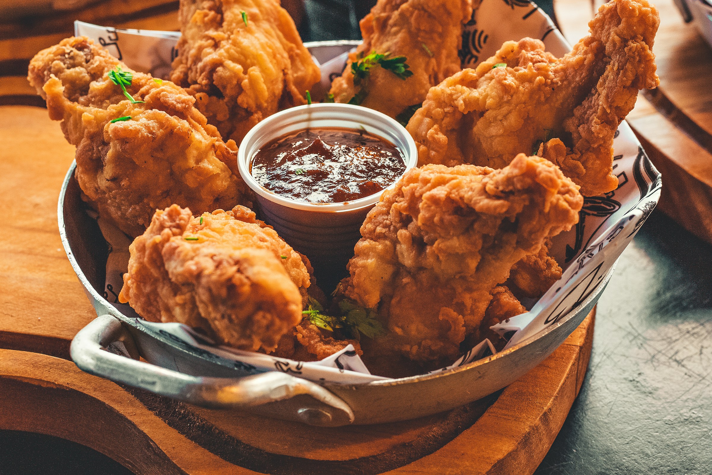 Pollo frito en un bol | Fuente: Unsplash