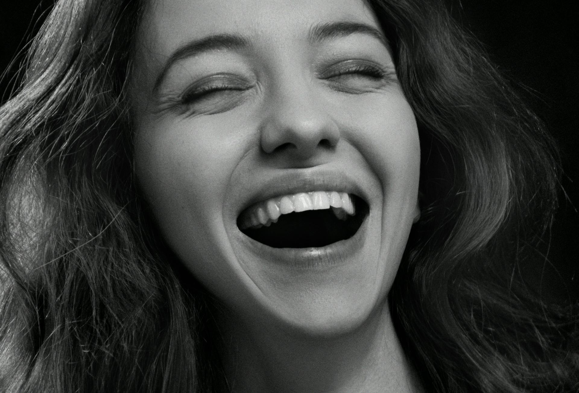 Una mujer riendo | Fuente: Pexels
