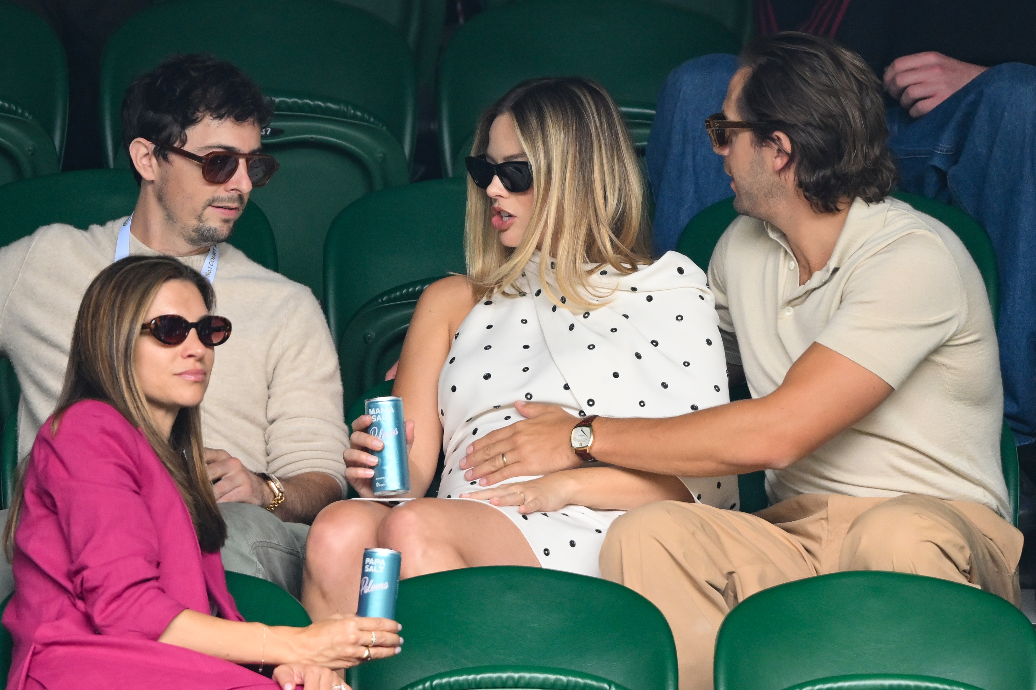 Josey McNamara, Margot Robbie y Tom Ackerley en la Pista Central durante la duodécima jornada del Campeonato de Tenis de Wimbledon en Londres, Inglaterra, el 12 de julio de 2024 | Fuente: Getty Images