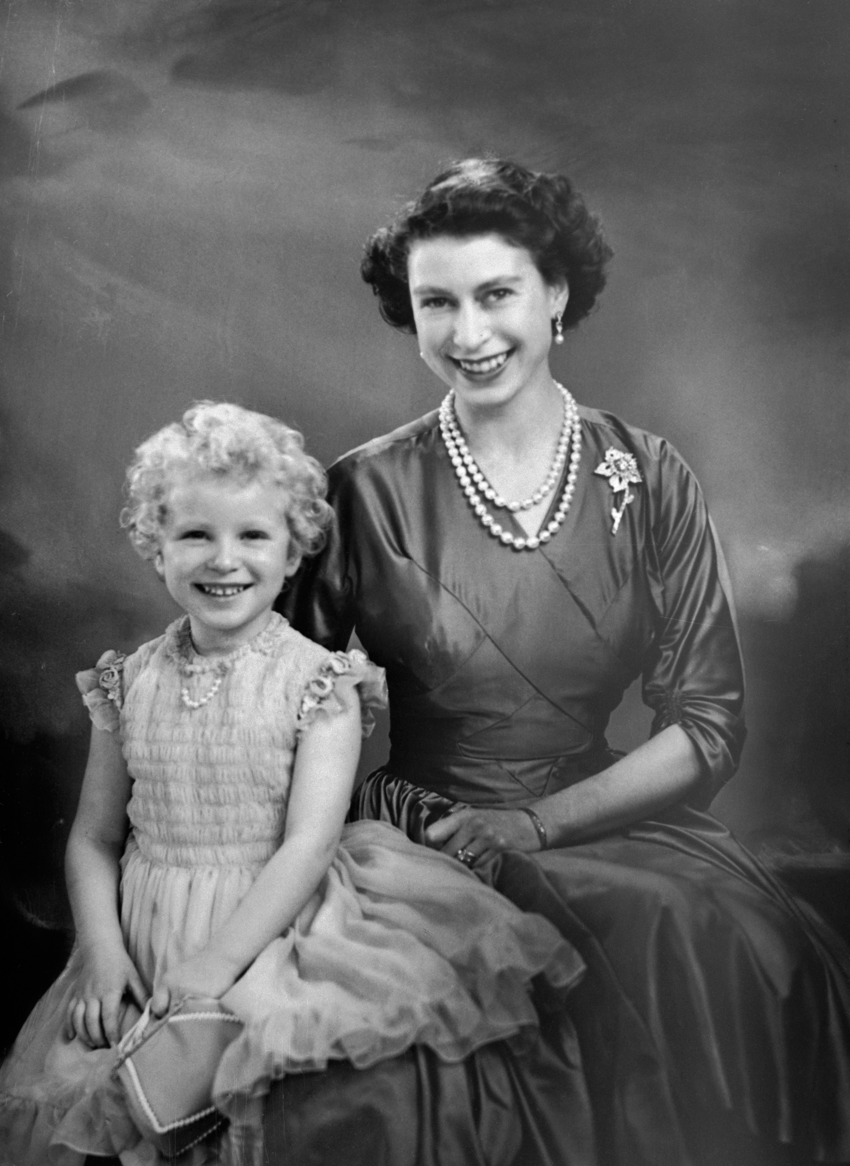 La princesa Anne y la difunta reina Elizabeth II posando para un retrato hacia 1954 | Fuente: Getty Images