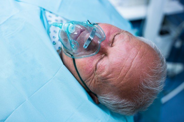 Paciente acostado en una cama de hospital. | Foto: Shutterstock
