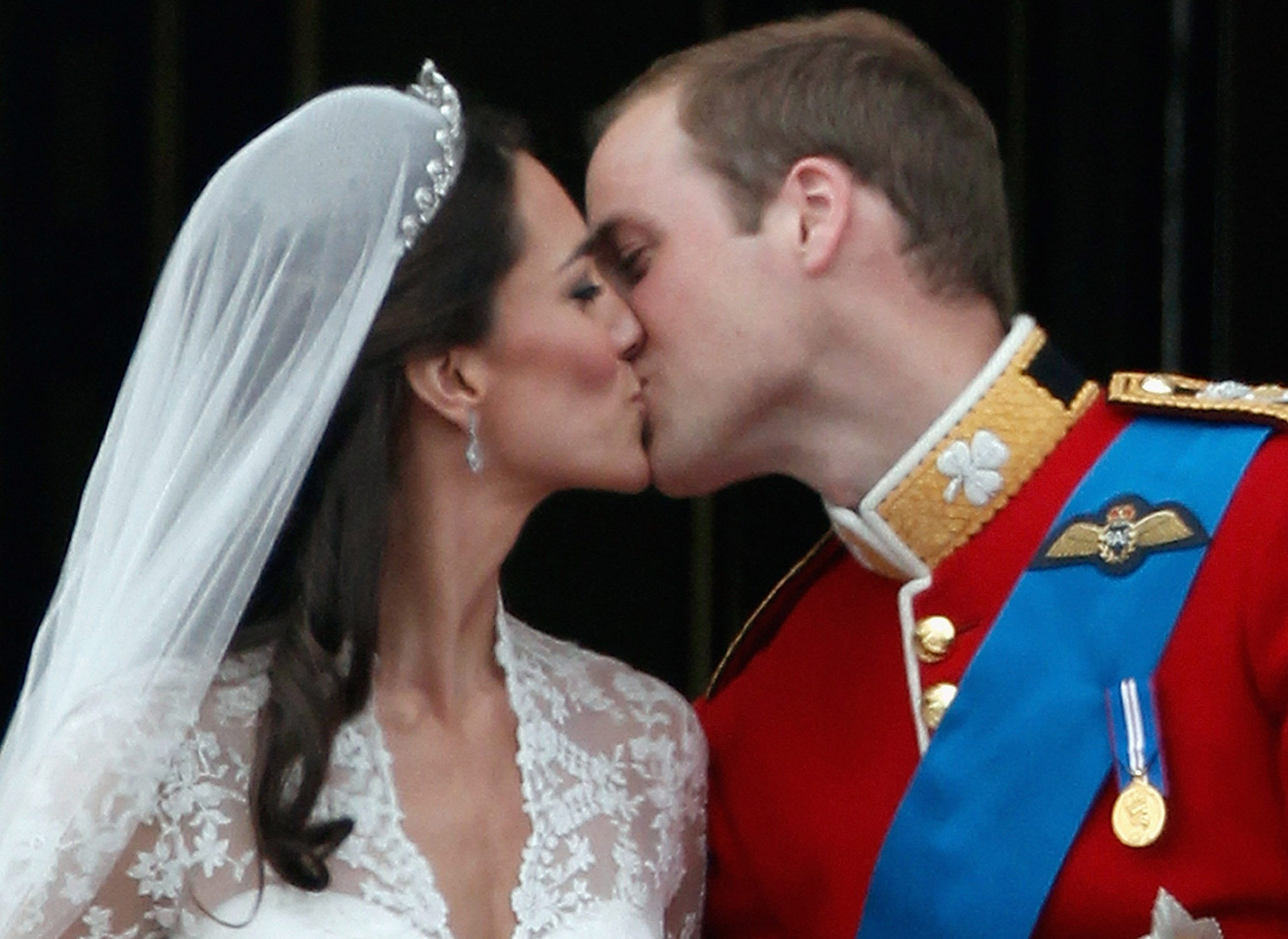 Catherine Middleton y el príncipe William se besan en el balcón del Palacio de Buckingham el 29 de abril de 2011, en Londres, Inglaterra. | Fuente: Getty Images