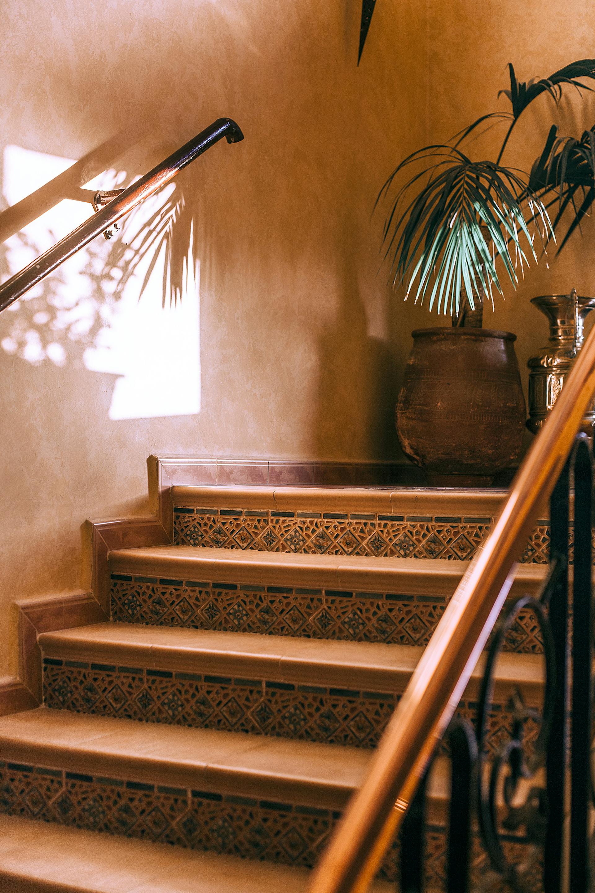 Una escalera de piedra de color marrón en una casa | Fuente: Pexels