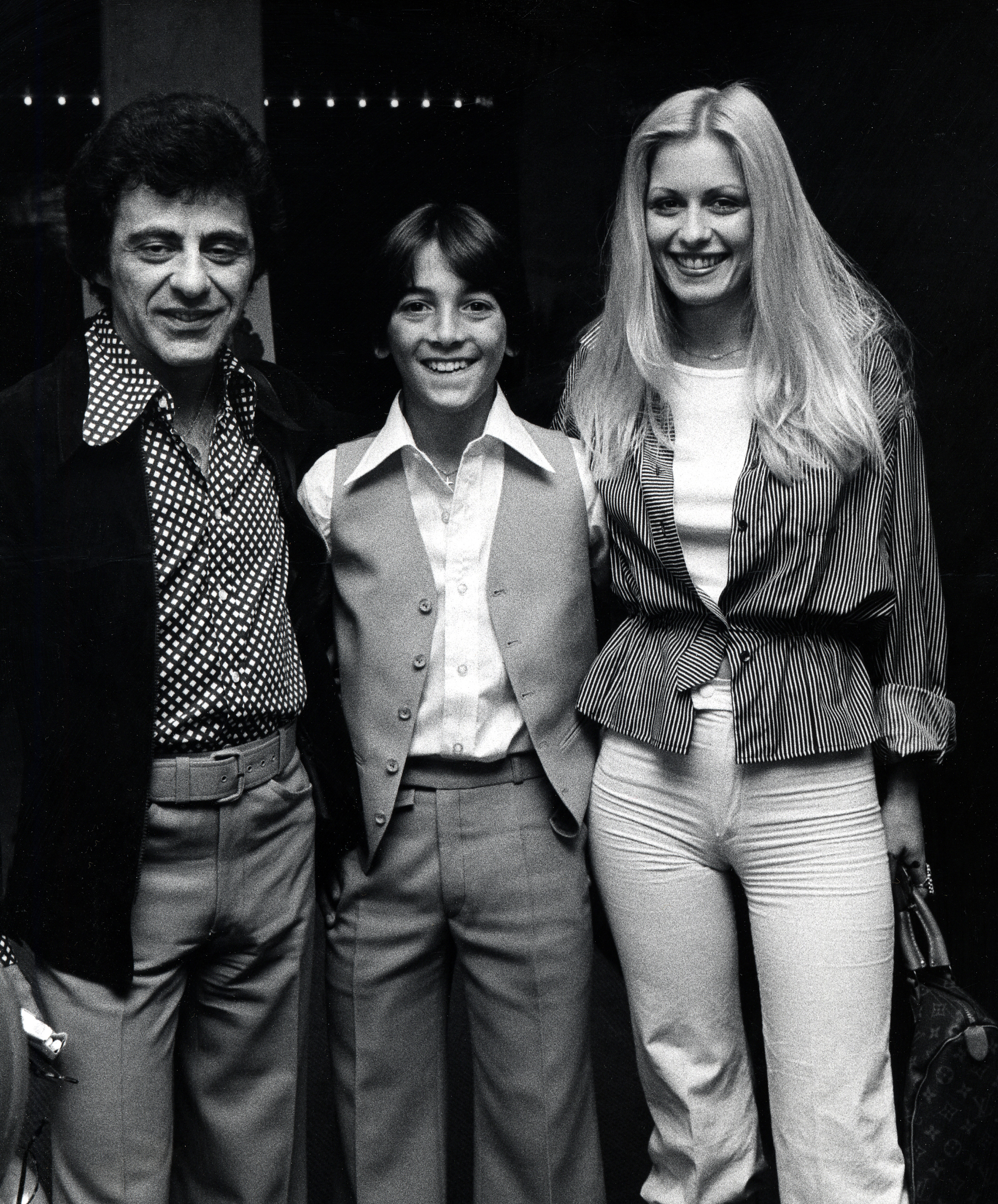 Frankie Valli con su esposa y la joven estrella en el estreno de "Bugsy Malone" en Septiembre 12, 1976. | Fuente: Getty Images