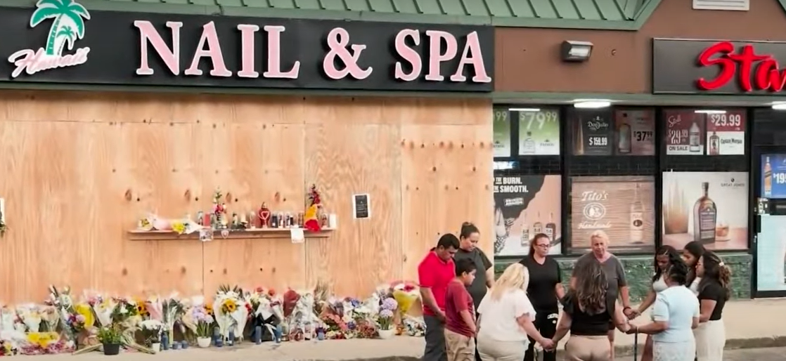 La gente se reúne para ofrecer su homenaje y oraciones en el lugar del fatídico accidente | Fuente: YouTube / CBS Nueva York