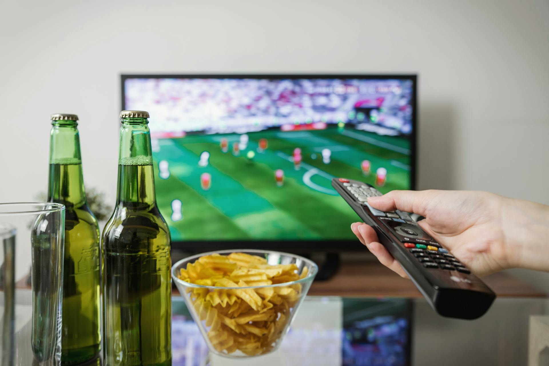 Una persona viendo deporte en la televisión | Fuente: Pexels