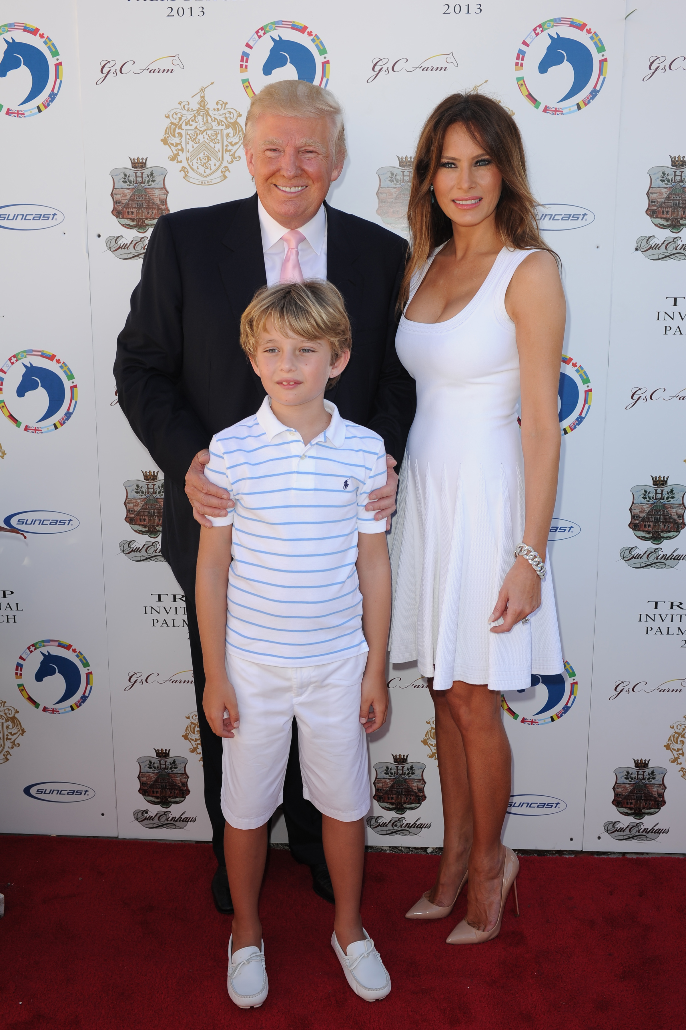 Donald, Melania y Barron Trump en el Trump Invitational Grand Prix el 6 de enero de 2013, en Palm Beach, Florida. | Fuente: Getty Images