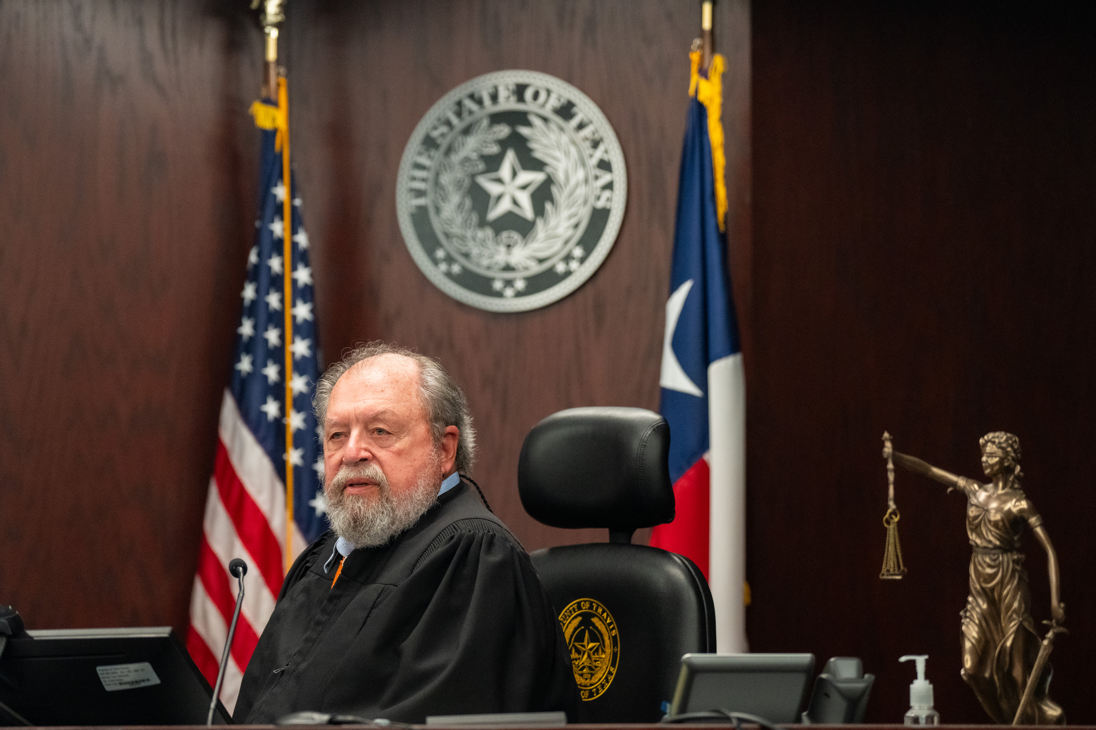 El juez David Wahlberg preside la audiencia de exoneración de Carmen Mejia en el Tribunal Penal del Distrito 460 del Condado de Travis en Austin, el lunes 9 de marzo de 2026. | Fuente: Getty Images