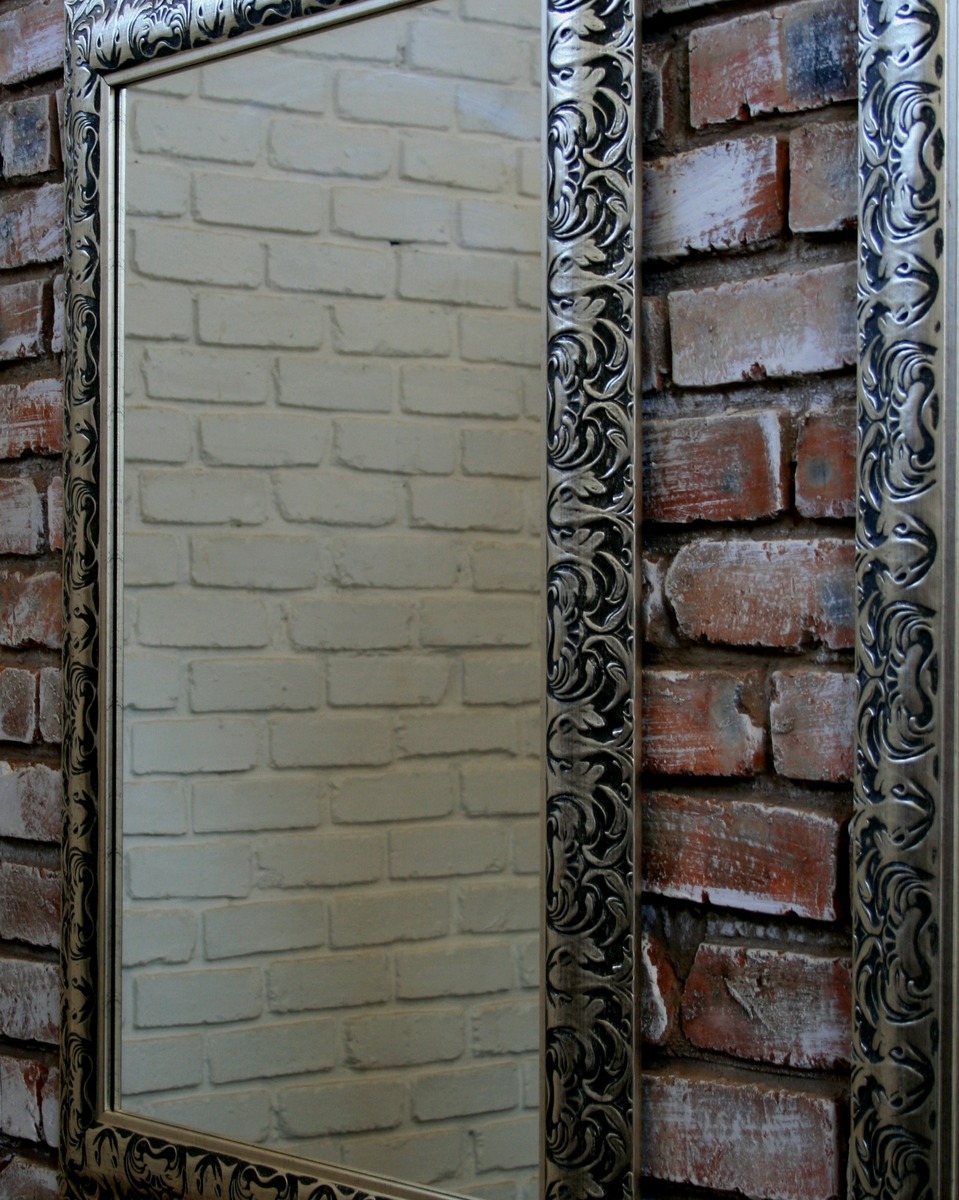 Espejo vintage corgado en un muro de ladrillos rojizos | Fuente: PxHere