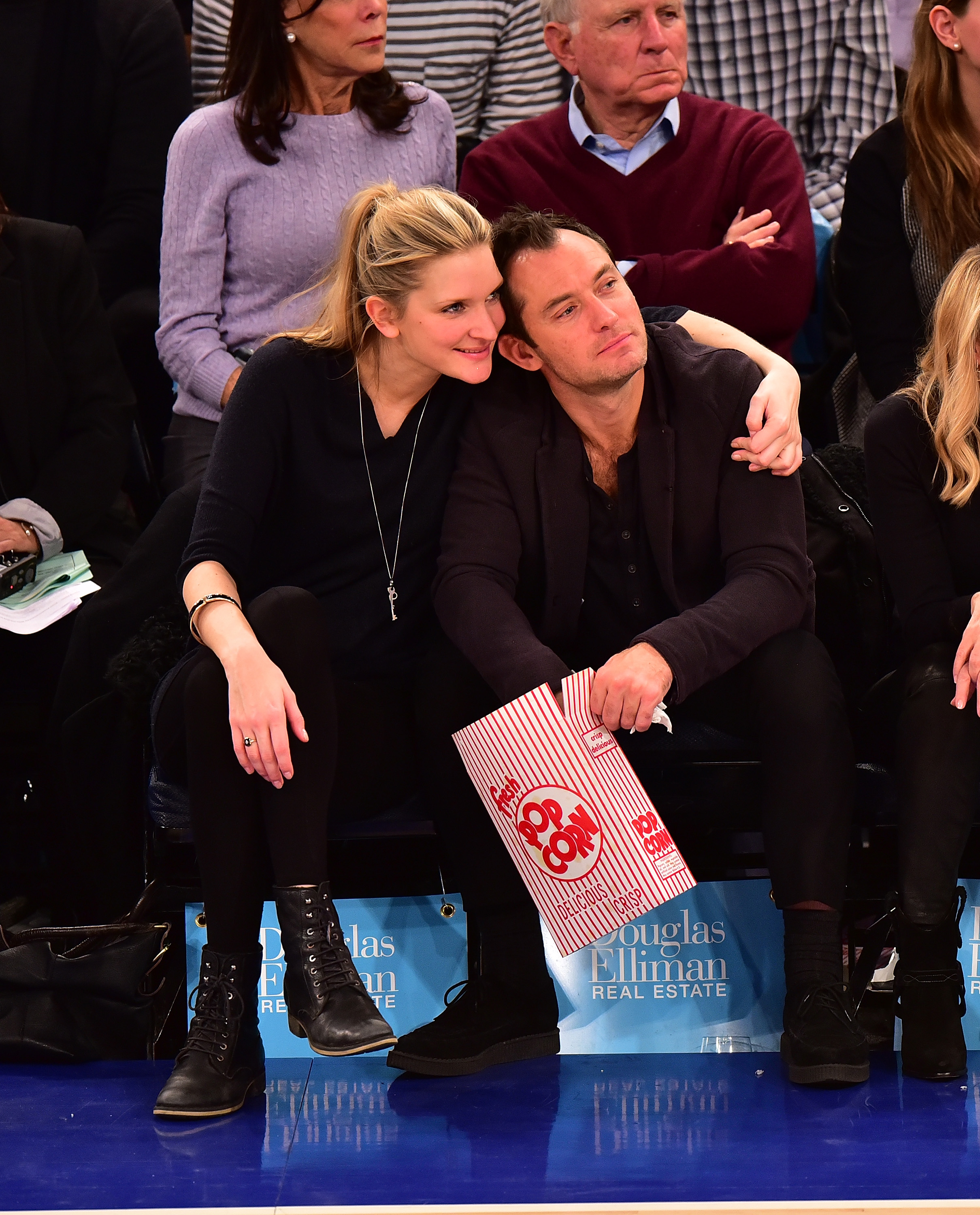 Phillipa Coan y Jude Law fotografiados en el Madison Square Garden el 26 de febrero de 2016 | Fuente: Getty Images