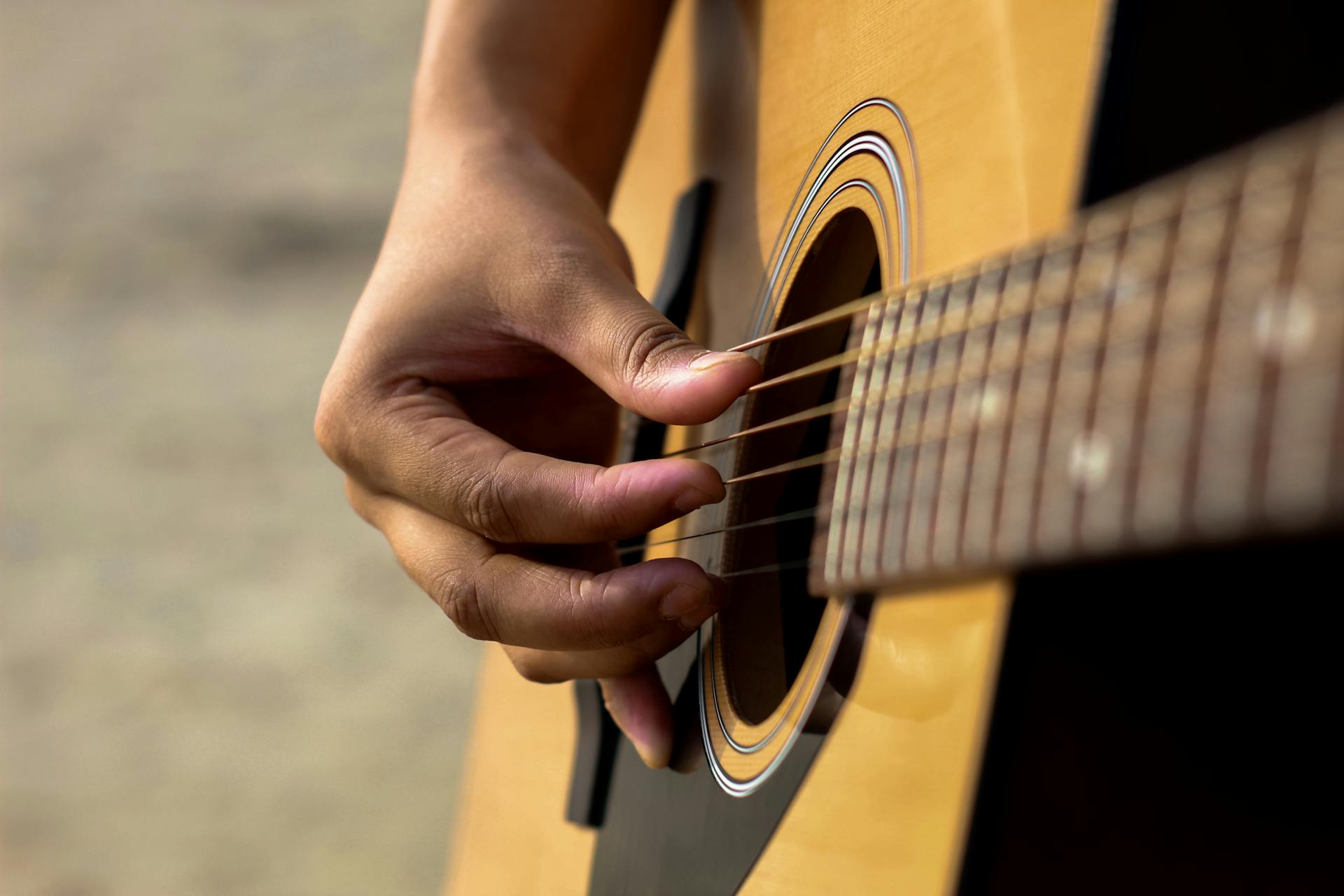 Una persona tocando una guitarra | Fuente: Pexels