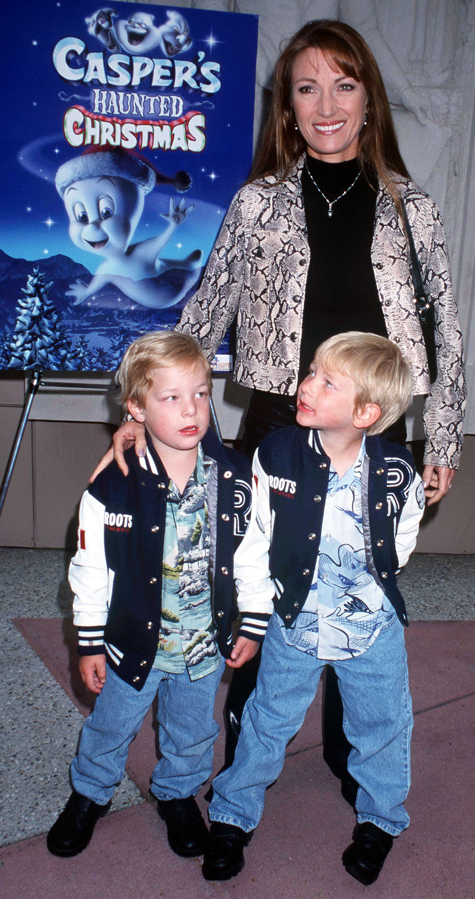 Jane Seymour y John y Kristopher Keach en el estreno de "Casper's Haunted Christmas" el 28 de octubre de 2000, en North Hollywood, California. | Fuente: Getty Images