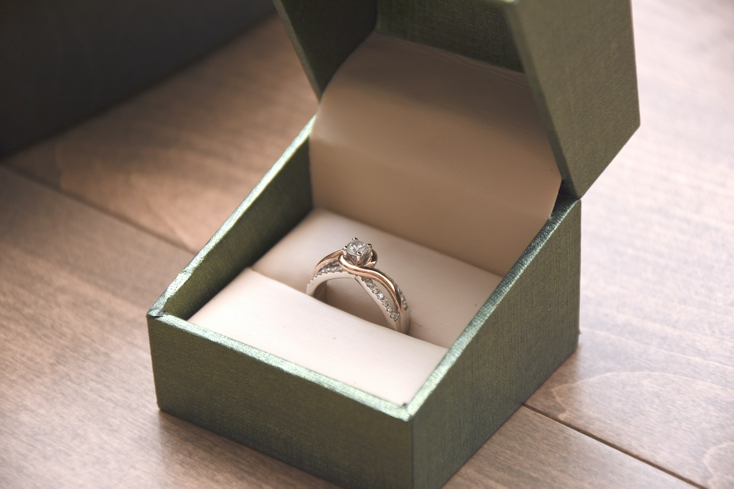Un anillo de plata en una caja | Foto: Unsplash