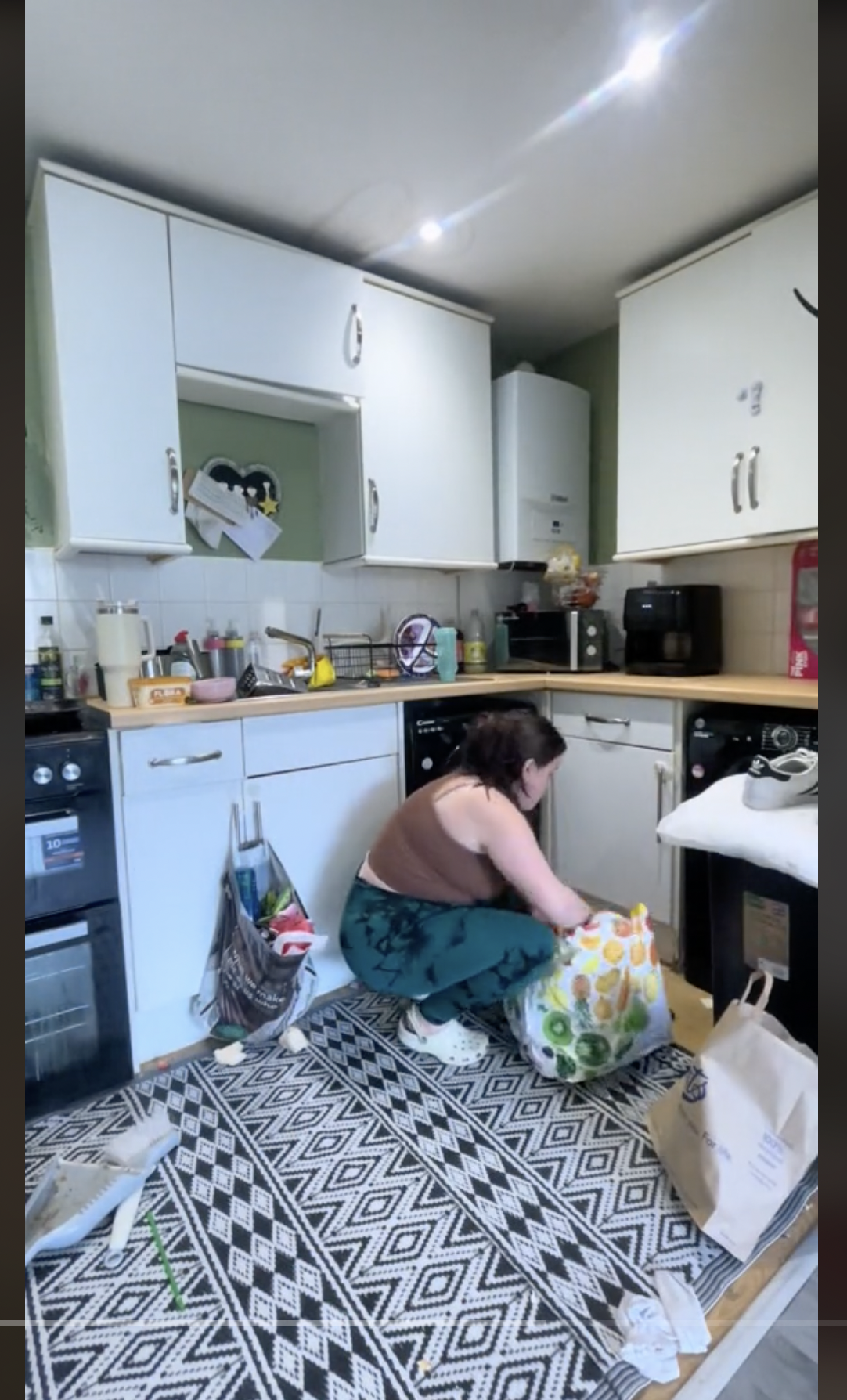 Nicole Austin aparece limpiando su cocina, como se ve en un clip fechado el 4 de junio de 2024 | Fuente: TikTok/@theaustins_1