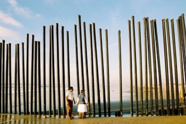 Pareja camina en la línea limítrofe entre México y Estados Unidos. | Foto: Flickr