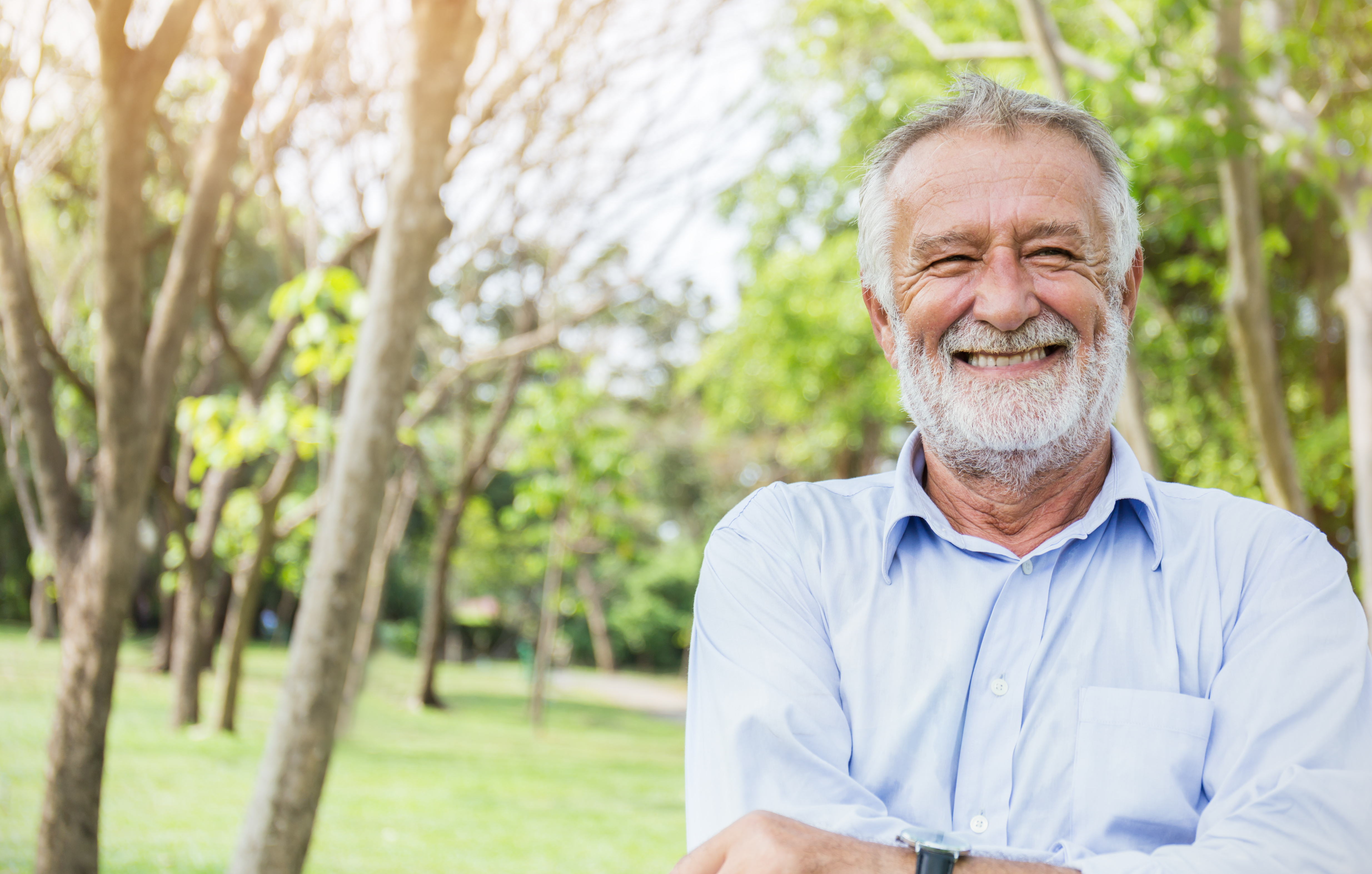 Un hombre mayor sonriente | Foto: Shutterstock