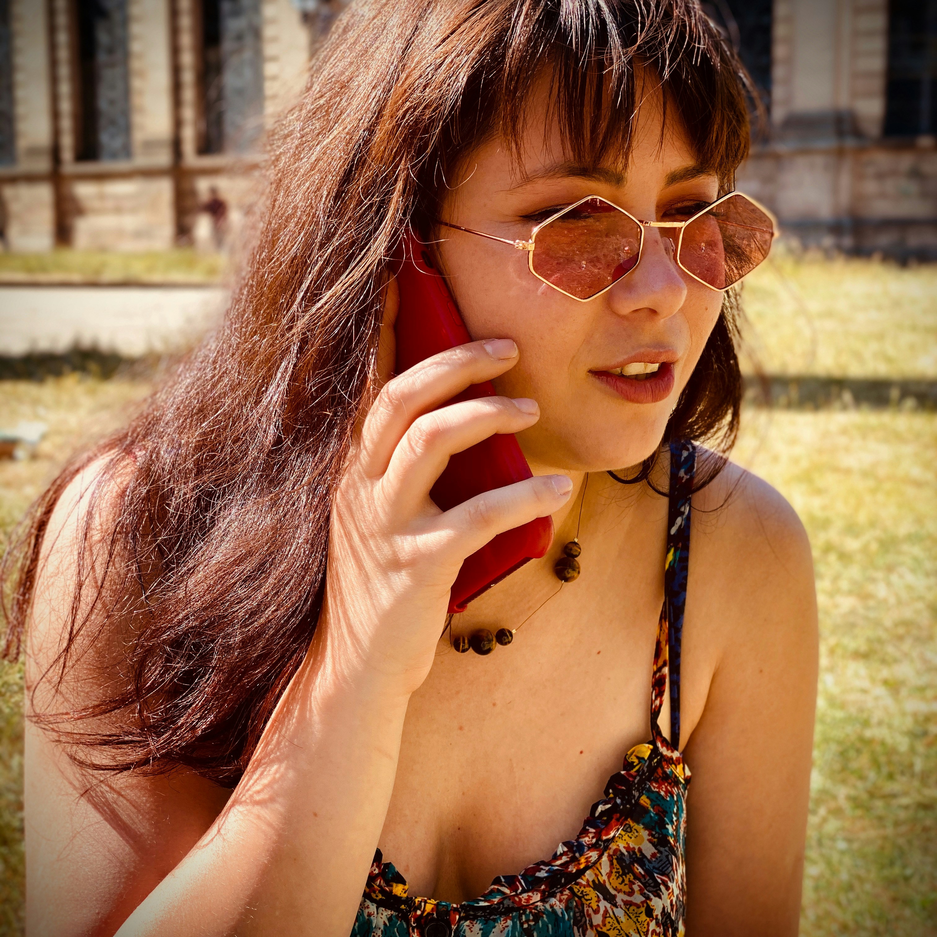 Una ragazza seria al telefono | Fonte: Unsplash
