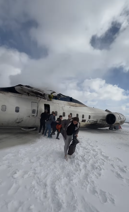 Sale humo del avión mientras más pasajeros bajan y se alejan por el suelo cubierto de nieve | Fuente: Instagram.com/eggxit