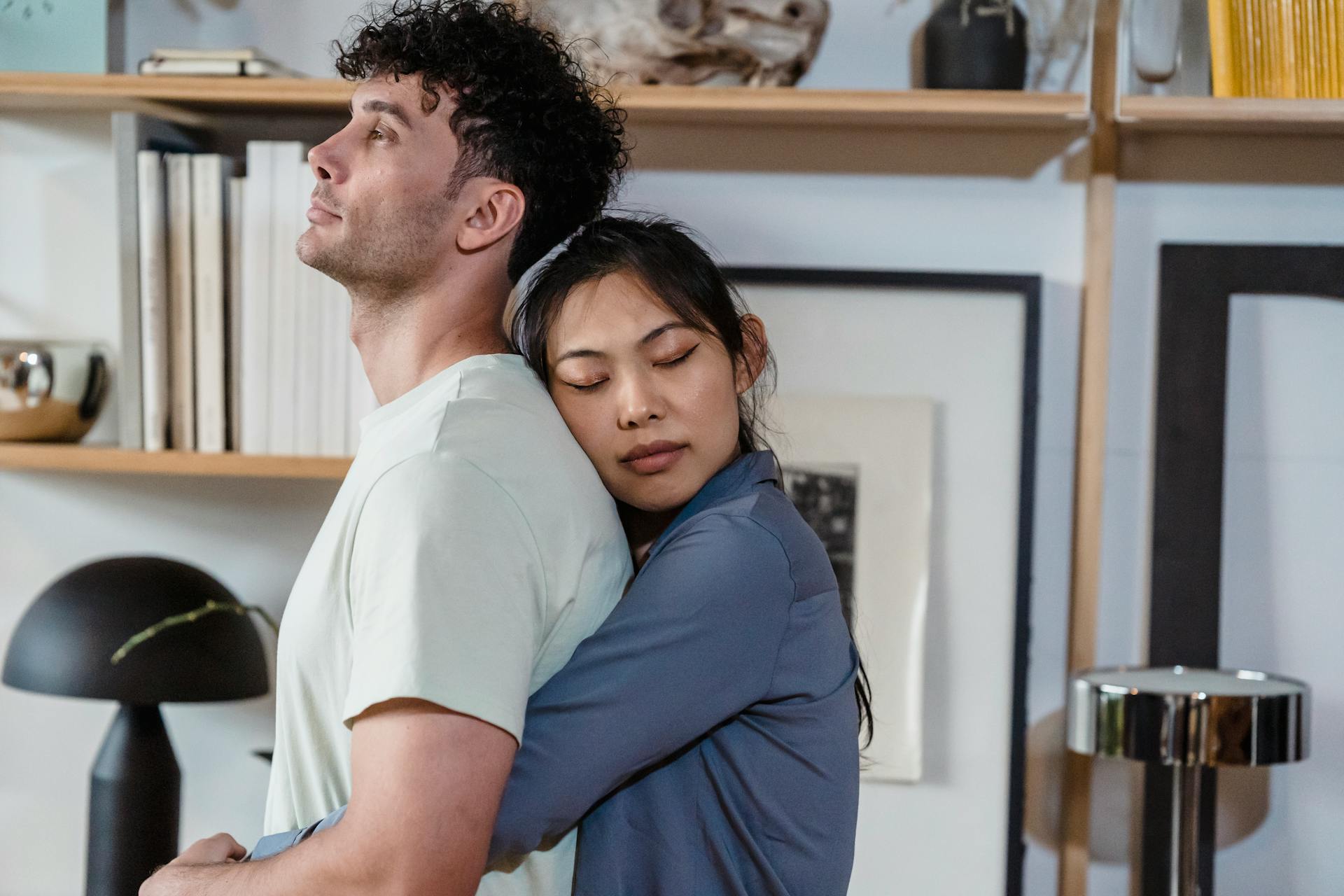 Dos personas abrazándose | Fuente: Pexels