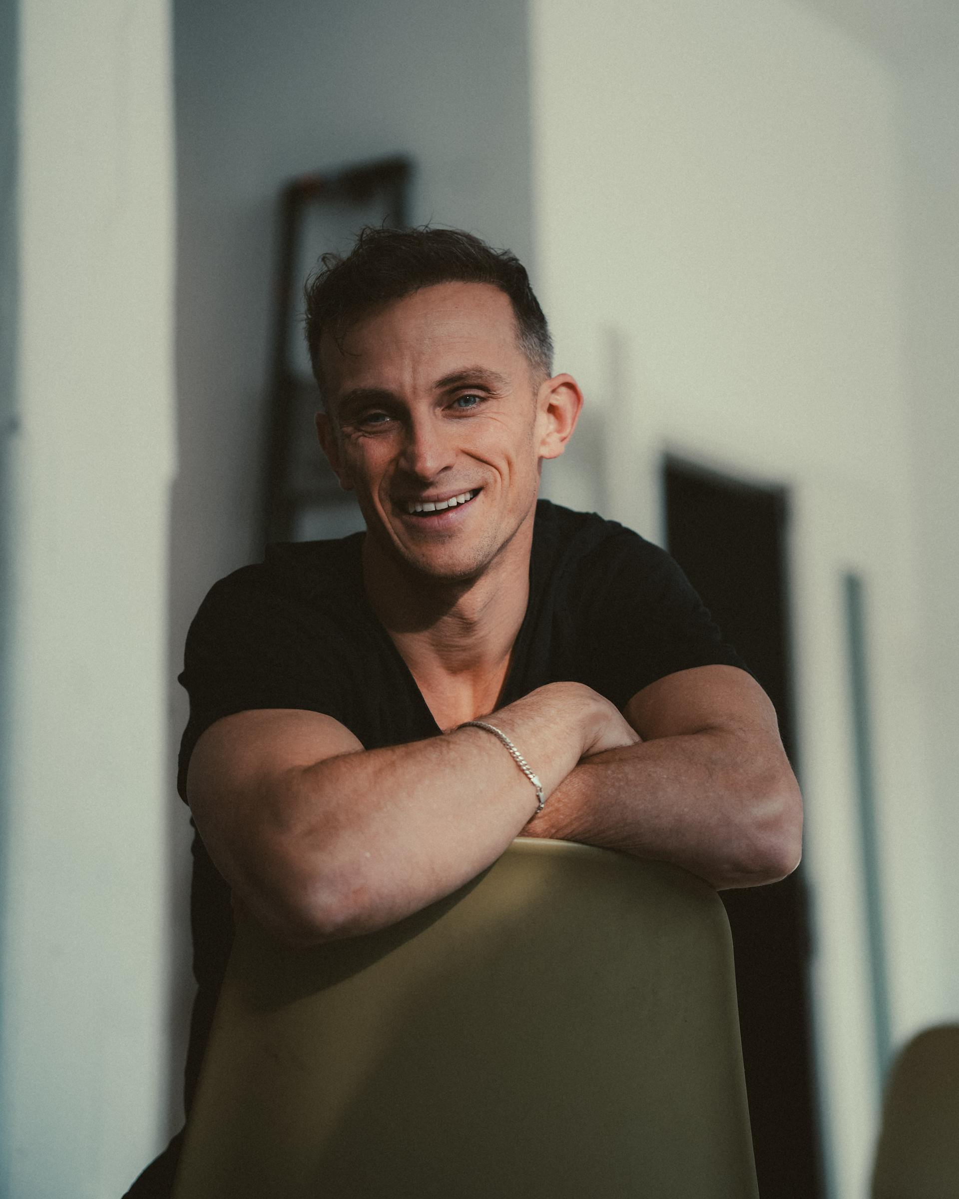 Un hombre sonriendo a alguien | Fuente: Pexels
