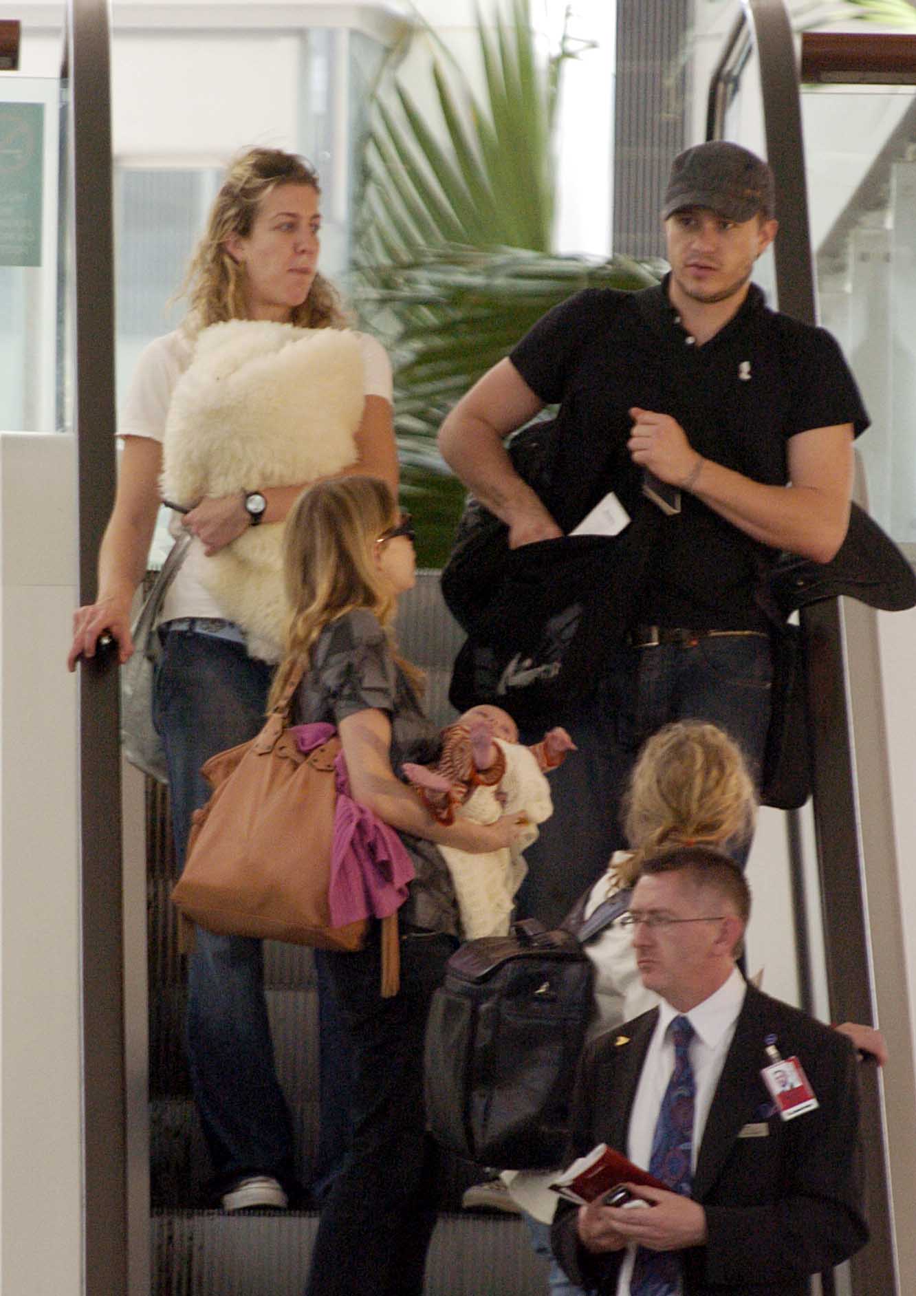 Heath Ledger con su esposa Michelle Williams y su hija Matilda Rose Ledger se dirigen a su casa de Nueva York el 14 de enero de 2006 en Sidney, Australia | Fuente: Getty Images