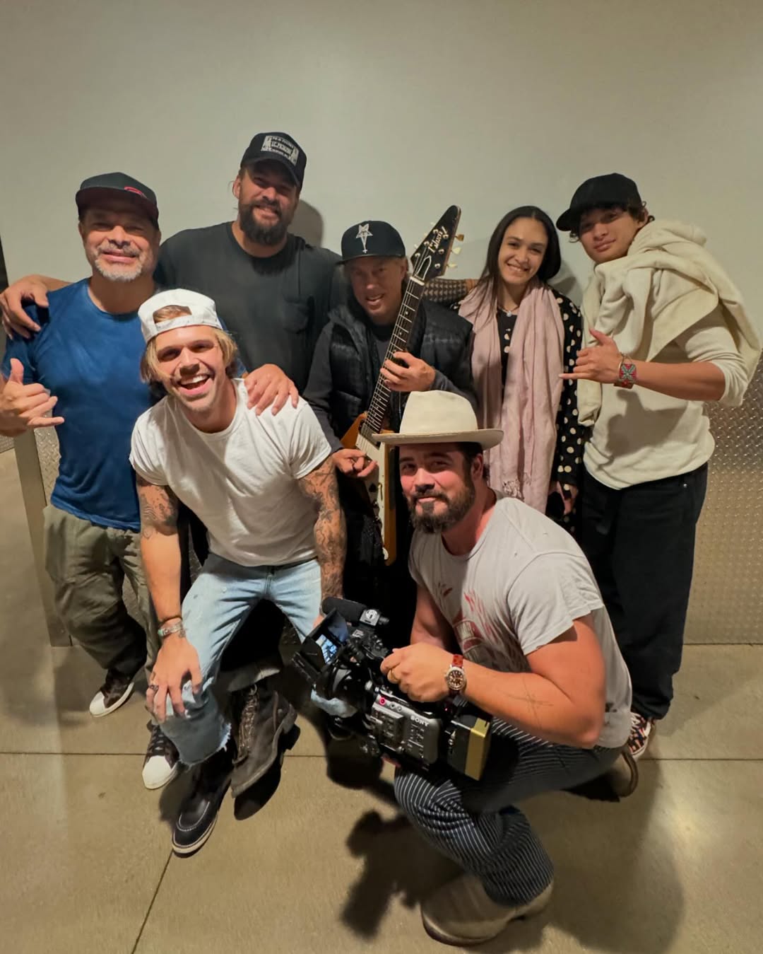 Jason Momoa, Lola y Nakoa-Wolf posando con otras personas durante el concierto de Metallica, de un post fechado el 14 de diciembre de 2024 | Fuente: Instagram/prideofgypsies