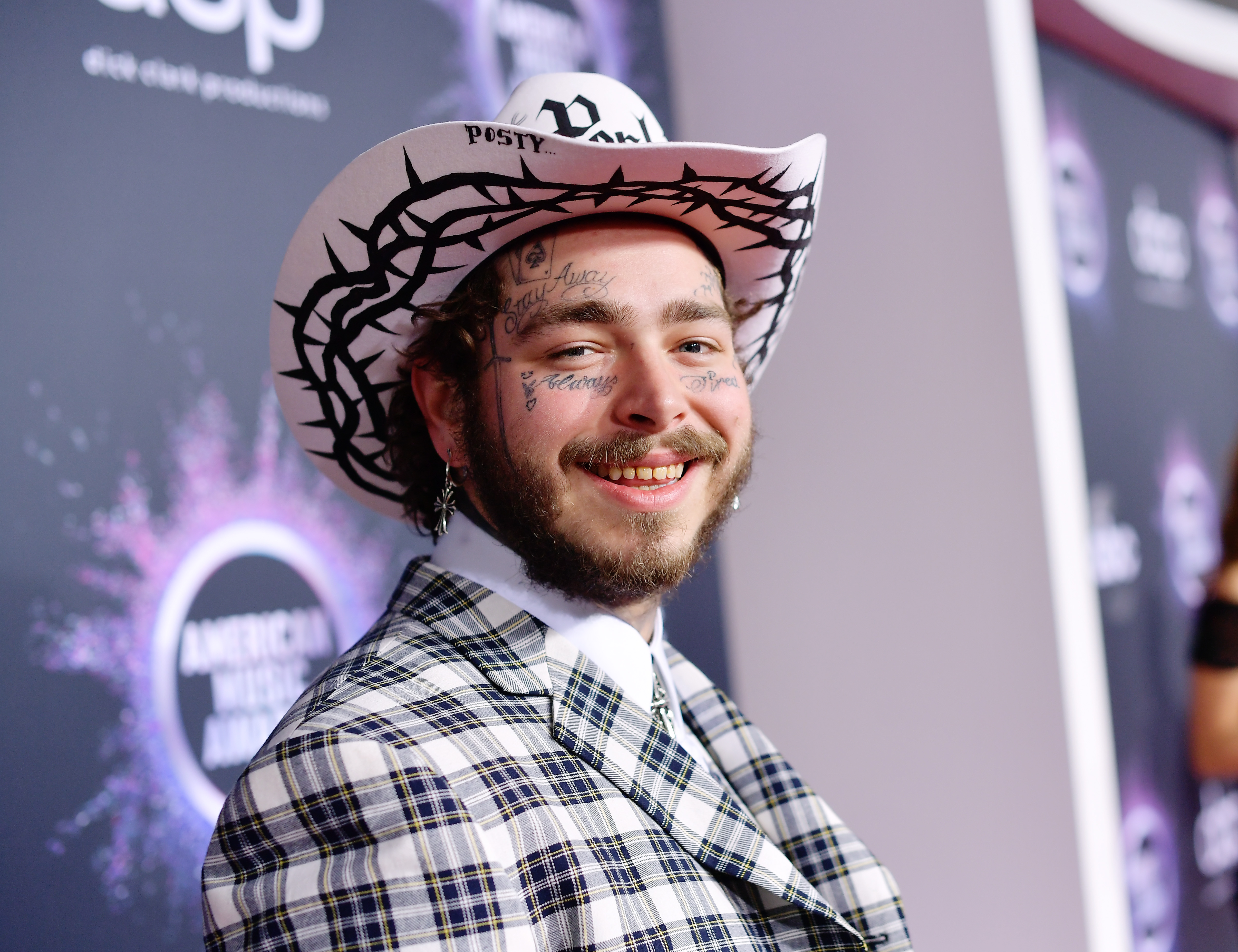 Post Malone asiste a los American Music Awards 2019 el 24 de noviembre de 2019, en Los Ángeles, California | Fuente: Getty Images