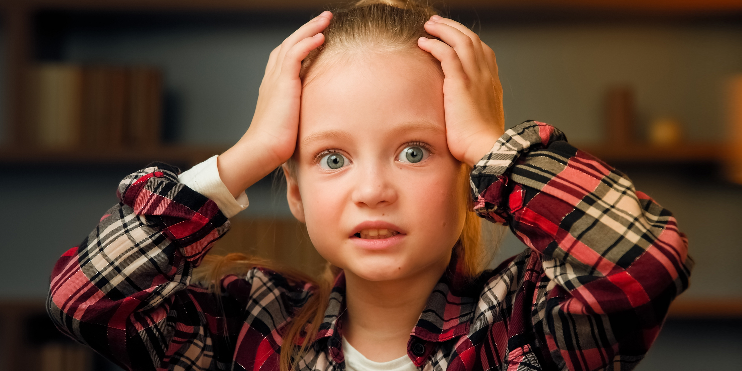 Niña sujetándose la cabeza | Fuente: Shutterstock