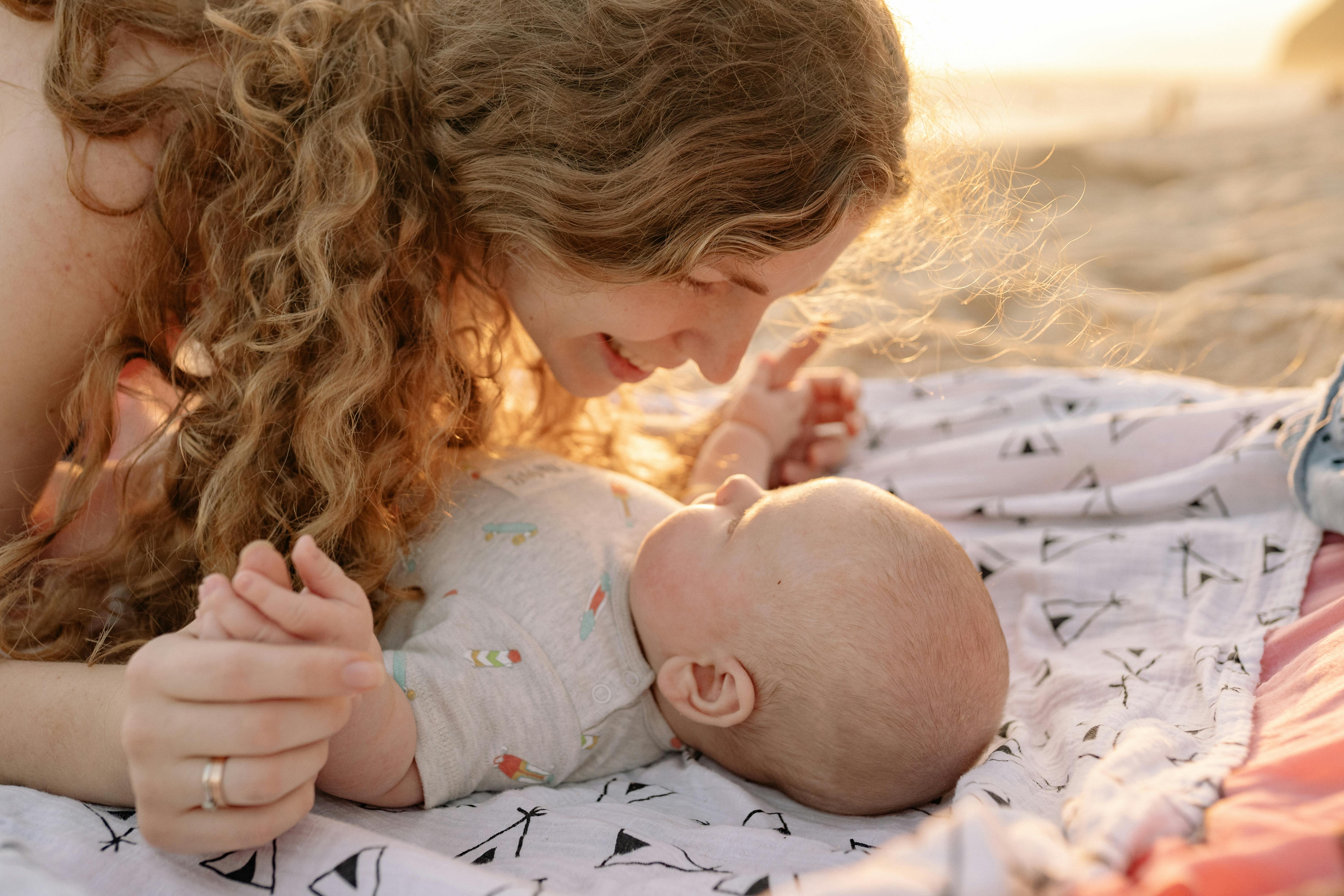 Una mujer creando lazos afectivos con su bebé | Fuente: Pexels