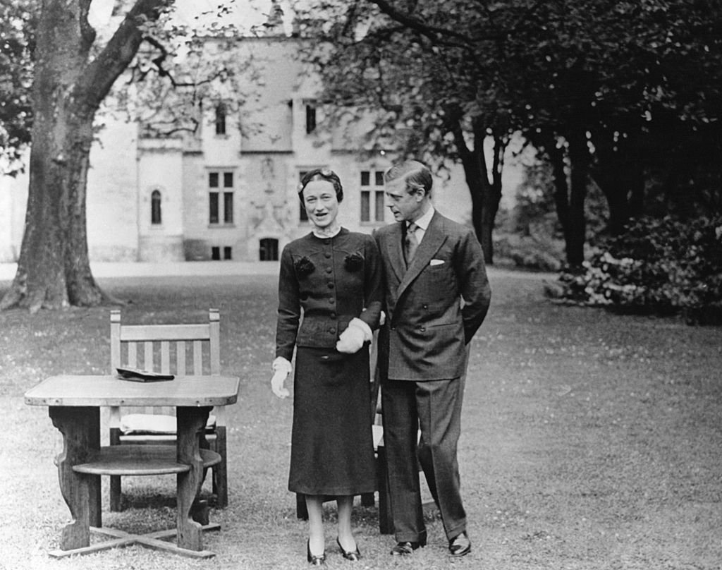 Edward VIII, duque de Windsor, junto a su esposa Wallis Simpson en el Chateau de Cande, el 7 de mayo de 1937 en Monts, Francia. | Foto: Getty Images