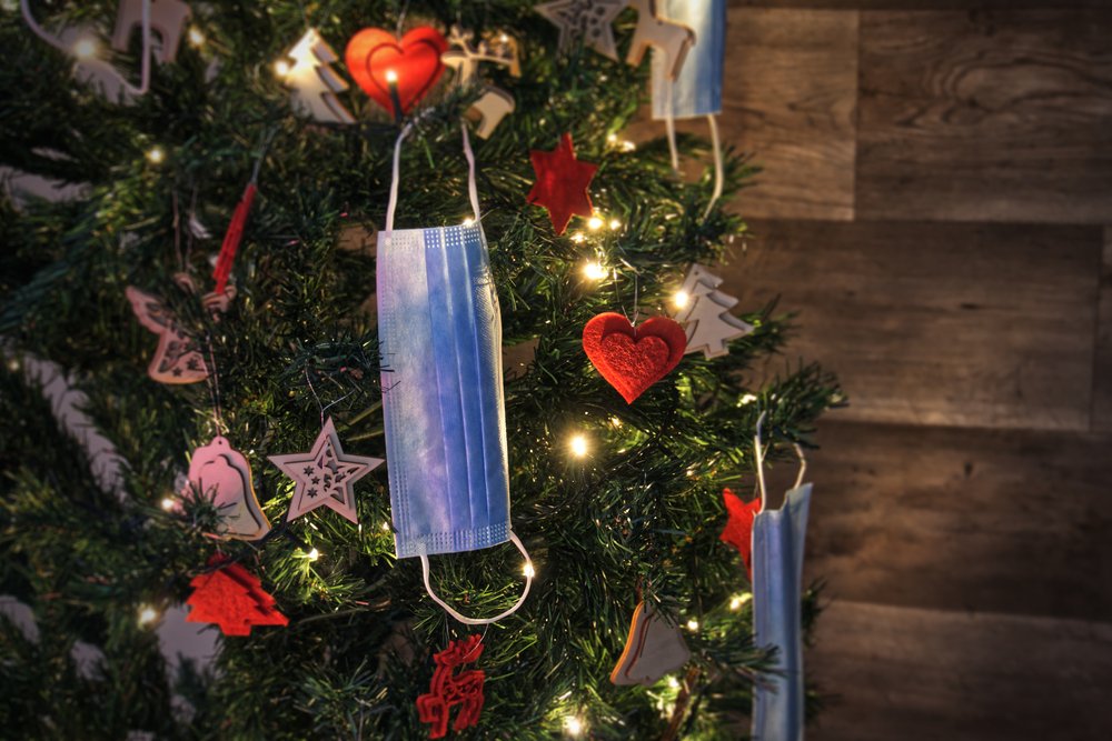 Arbolito de Navidad decorado con mascarillas. | Foto: Shutterstock