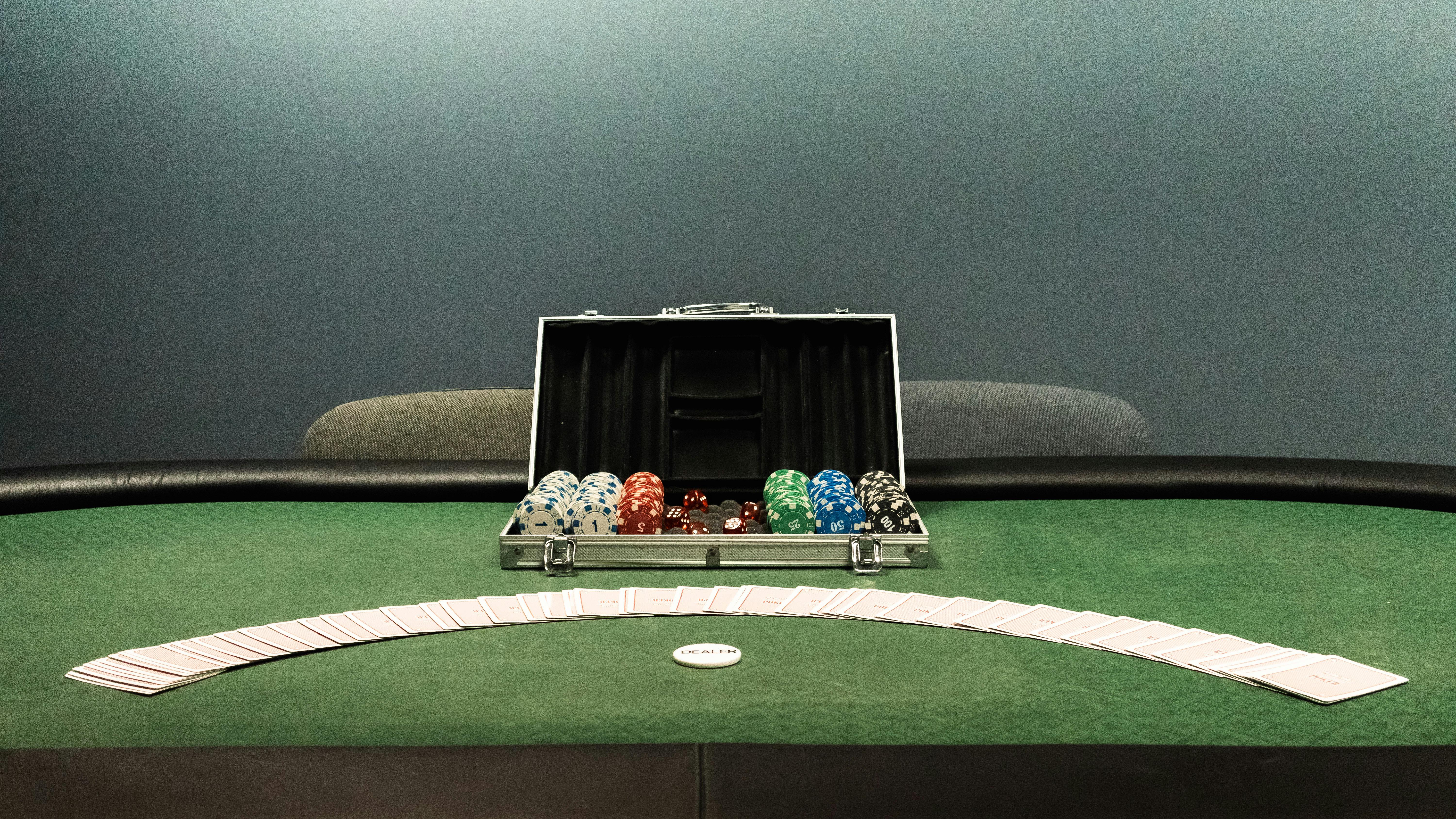 Disposición de una mesa de póquer | Fuente: Pexels