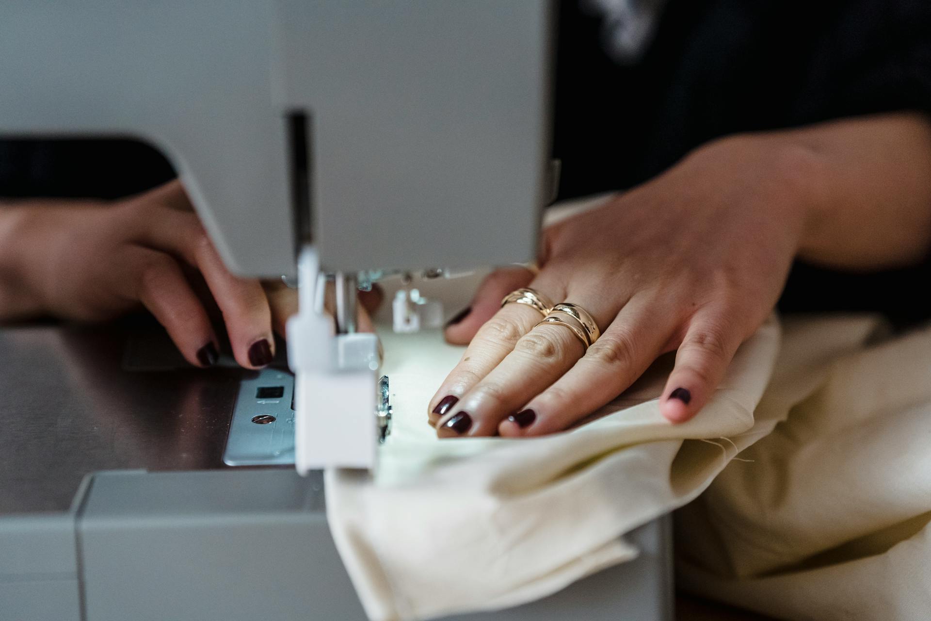 Una mujer utilizando una máquina de coser | Fuente: Pexels