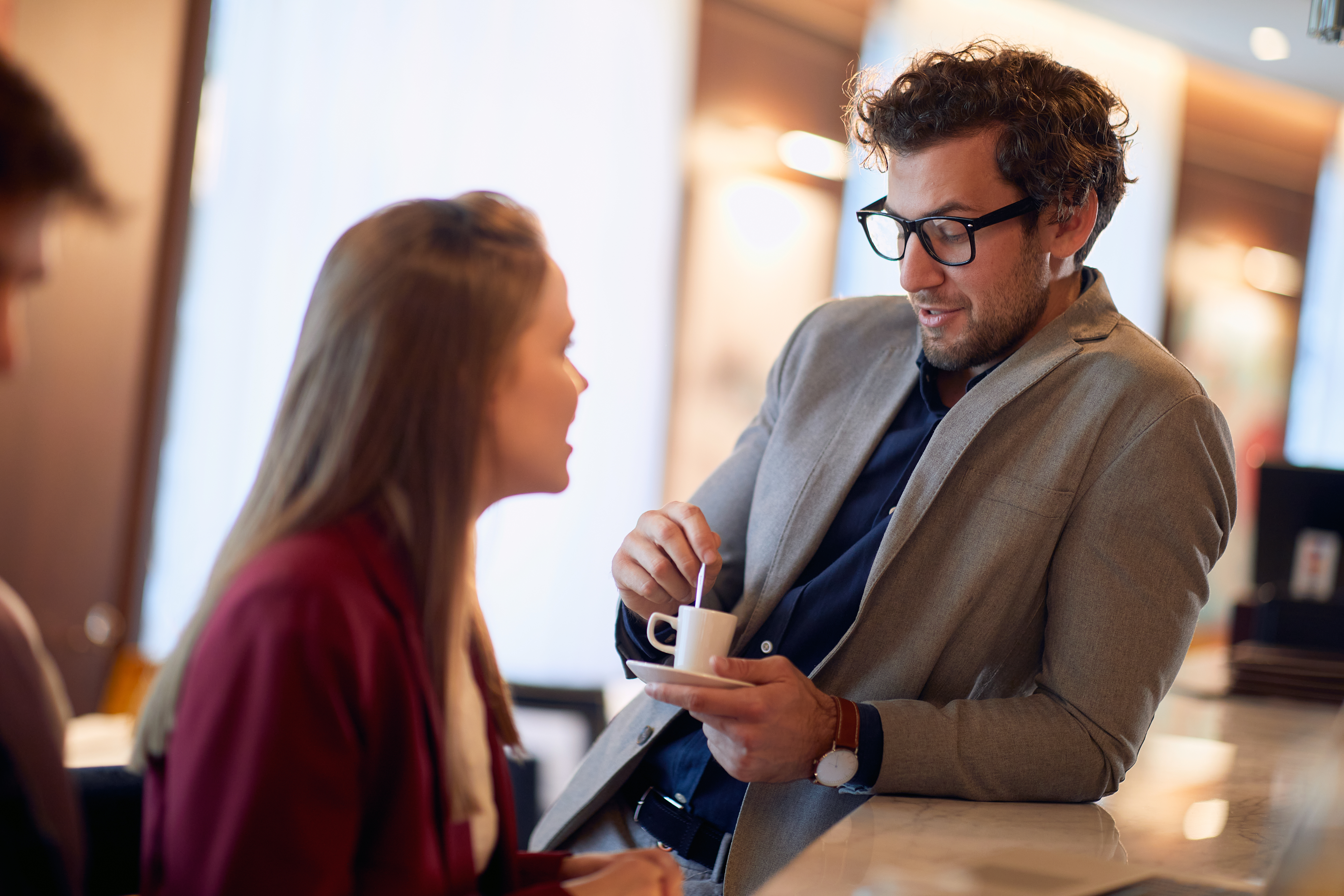 Hombre de negocios habla con una joven. | Fuente: Shutterstock