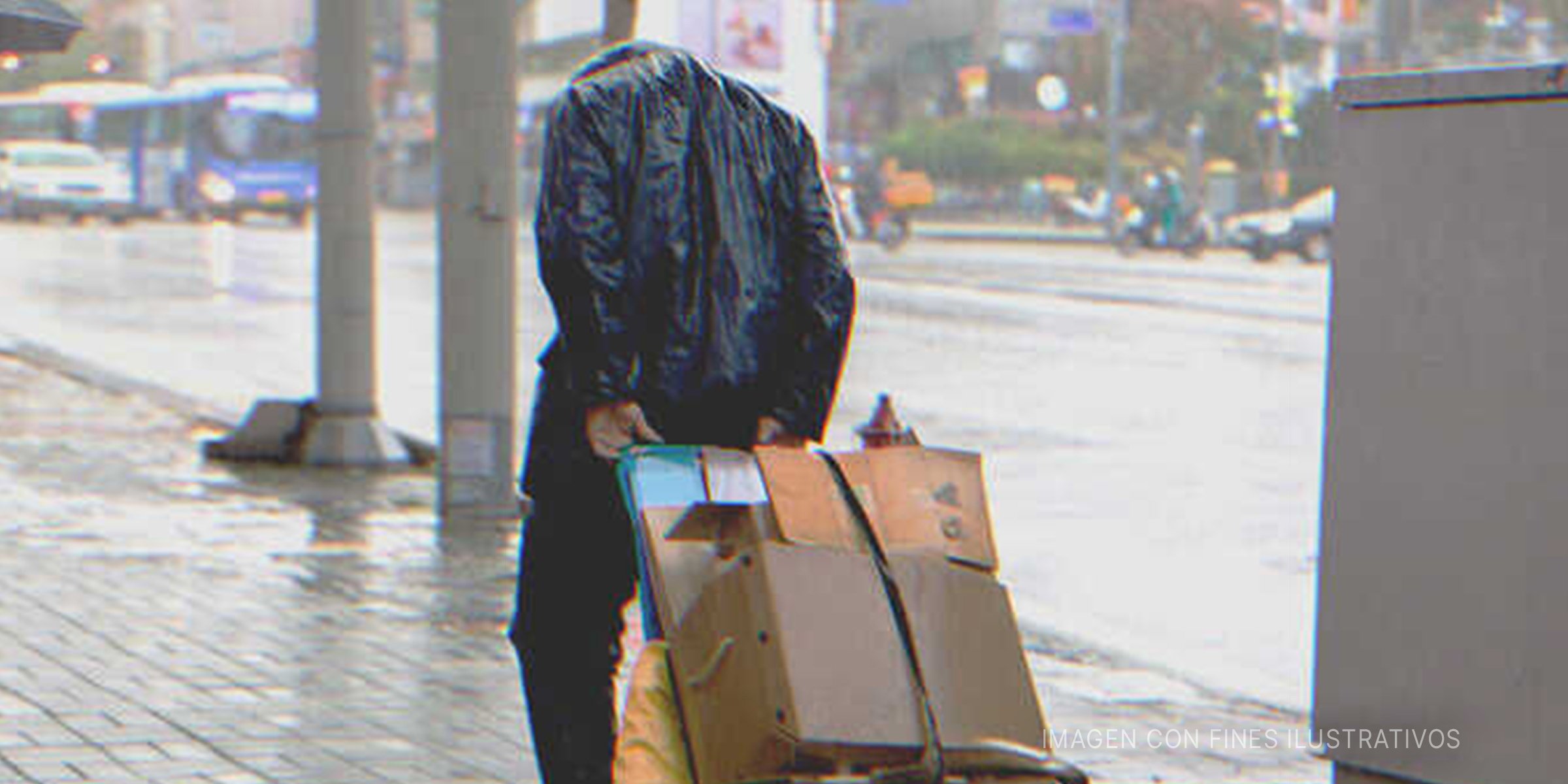 Hombre arrastra varias cajas | Foto: Shutterstock