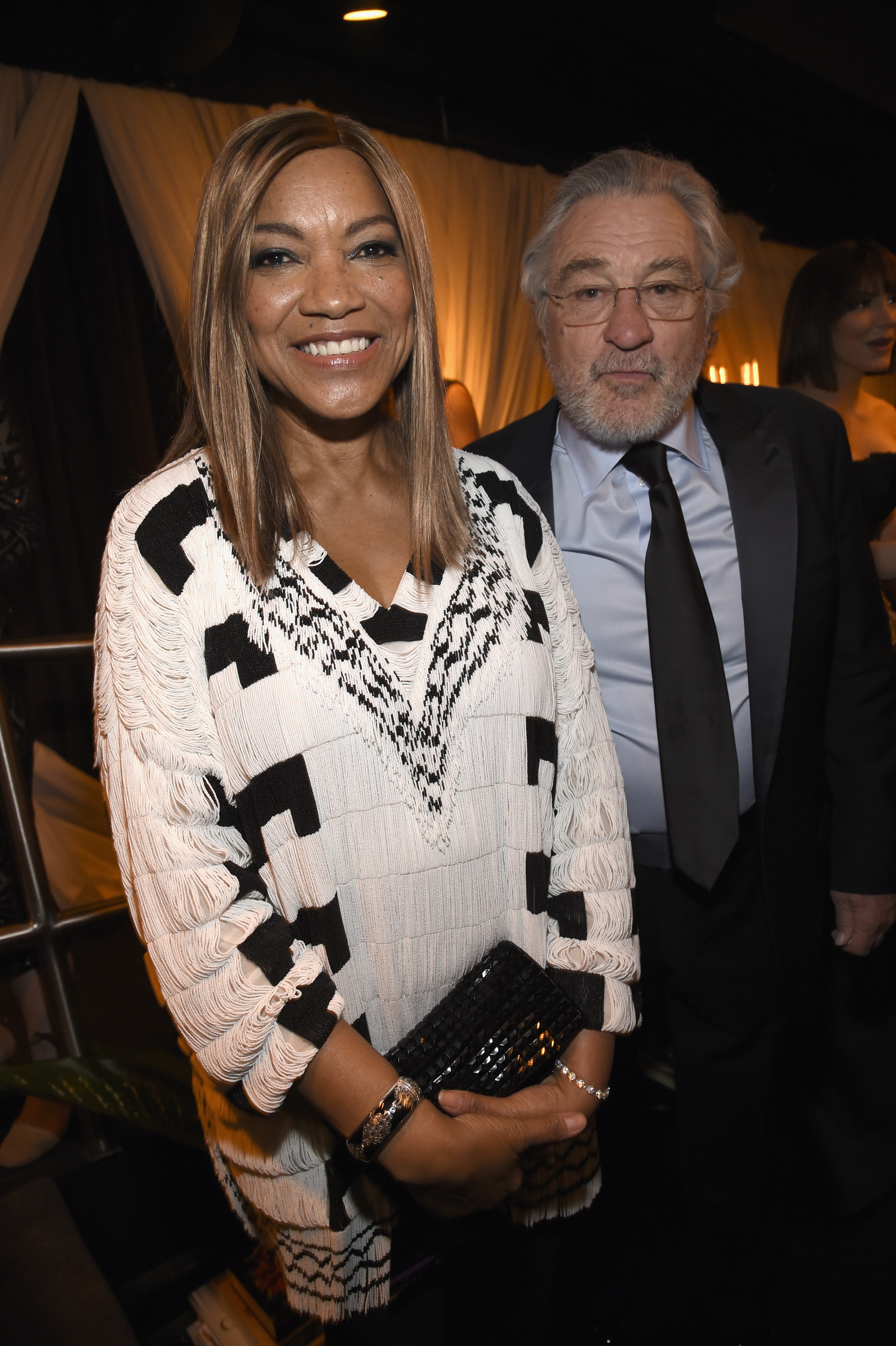 Grace Hightower y Robert De Niro posan entre bastidores durante la 72ª edición de los Premios Tony el 10 de junio de 2018, en Nueva York | Fuente: Getty Images