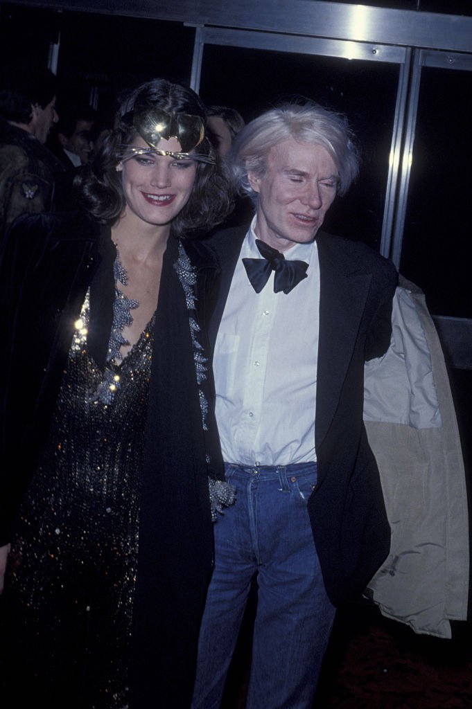 Andy Warhol y Barbara Allen asisten a la fiesta de fin de año de Studio 54 el 31 de diciembre de 1977 en Studio 54 en Nueva York. | Foto: Getty Images
