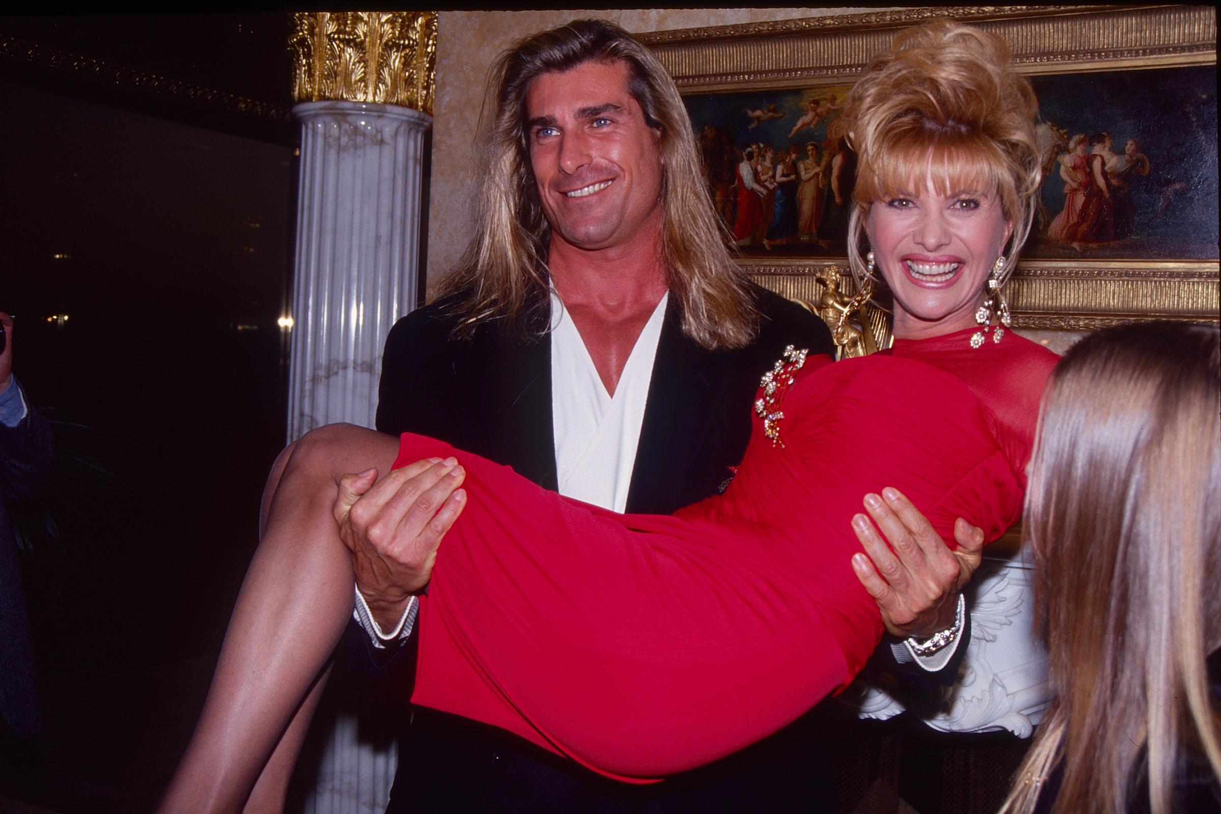 Ya era un influencer mucho antes de que existiera siquiera ese término. En esta foto, la icónica estrella de las portadas de novelas románticas sonreía mientras sostenía en sus brazos a la empresaria checo-estadounidense Ivana Trump durante el