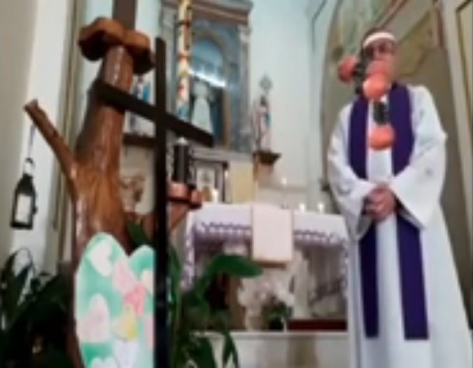 El párroco italiano Paolo Longo transmitió su misa con filtros activos de Facebook. | Foto: YouTube/La Stampa