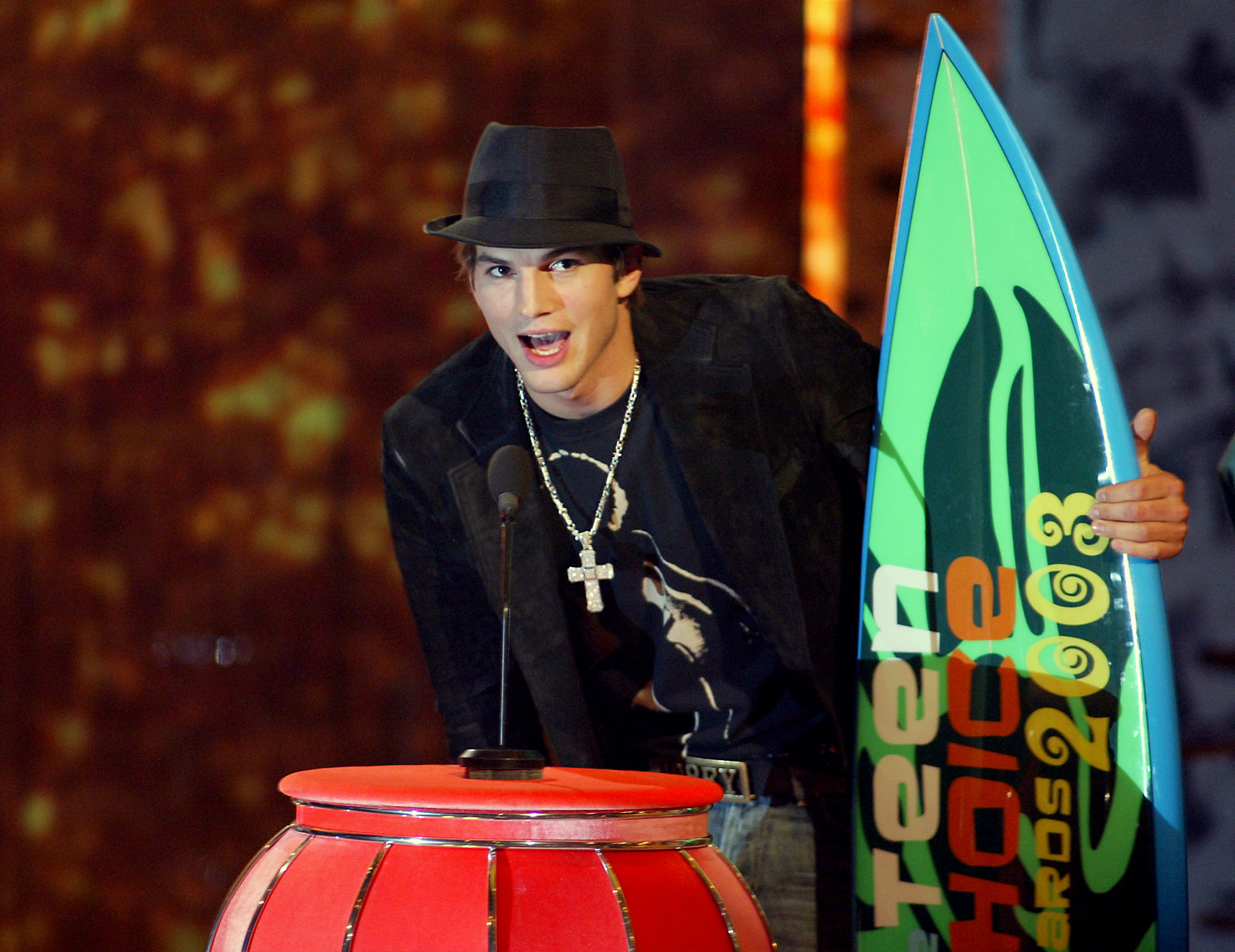 Ashton Kutcher en los Teen Choice Awards 2003 el 2 de agosto de 2003, en Universal City, California. | Fuente: Getty Images