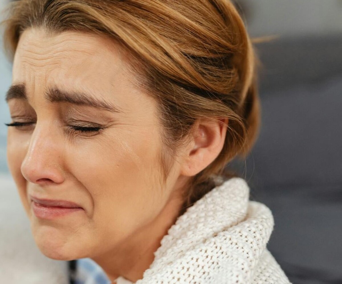 Una mujer destrozada rompiendo a llorar | Fuente: Pexels