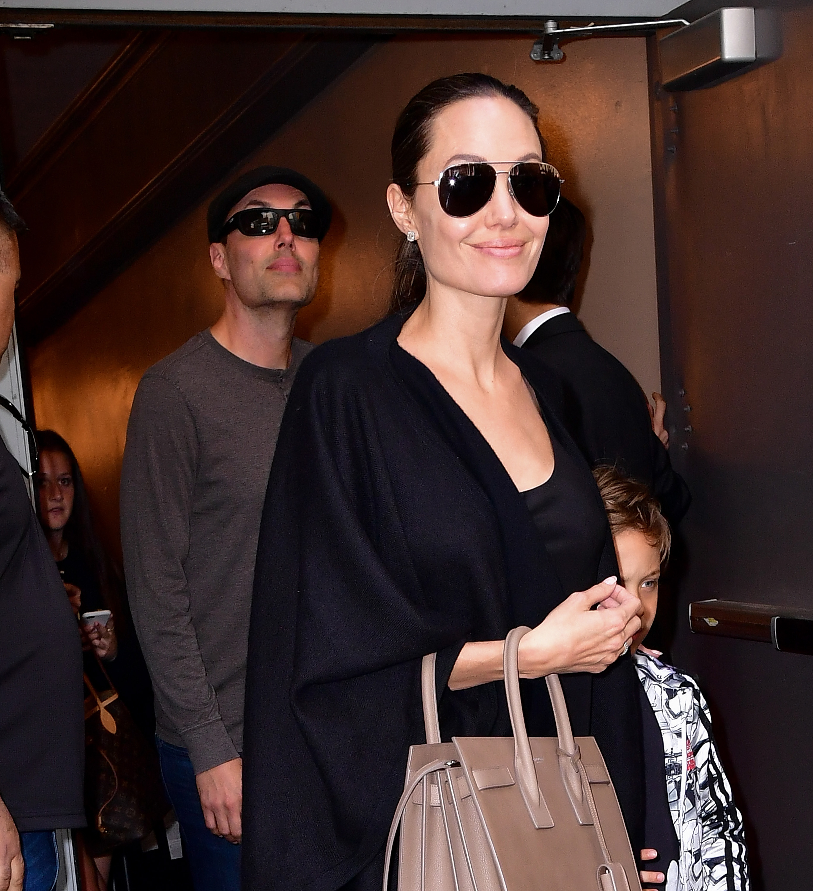 James Haven y Angelina Jolie fotografiados saliendo del musical de Broadway Hamilton en el teatro Richard Rodgers el 19 de junio de 2016, en Nueva York. | Fuente: Getty Images