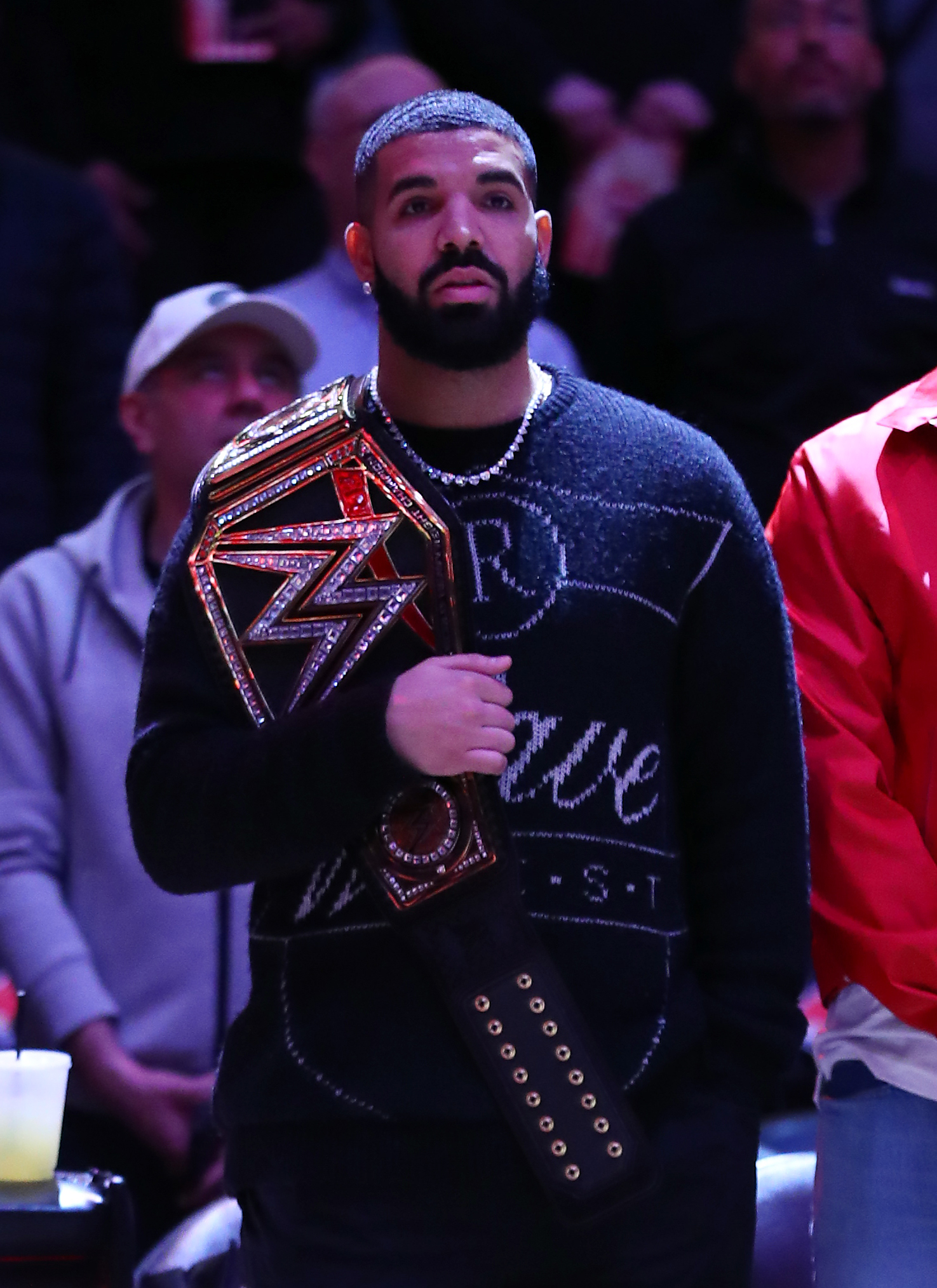 Drake durante un partido de la NBA entre los Milwaukee Bucks y los Toronto Raptors en el Scotiabank Arena el 25 de febrero de 2020, en Toronto, Canadá | Fuente: Getty Images