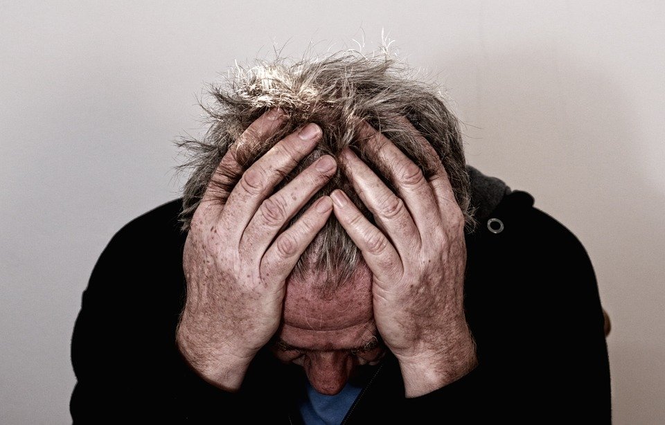 Hombre angustiado con las manos en su cabeza. | Imagen: Pixabay