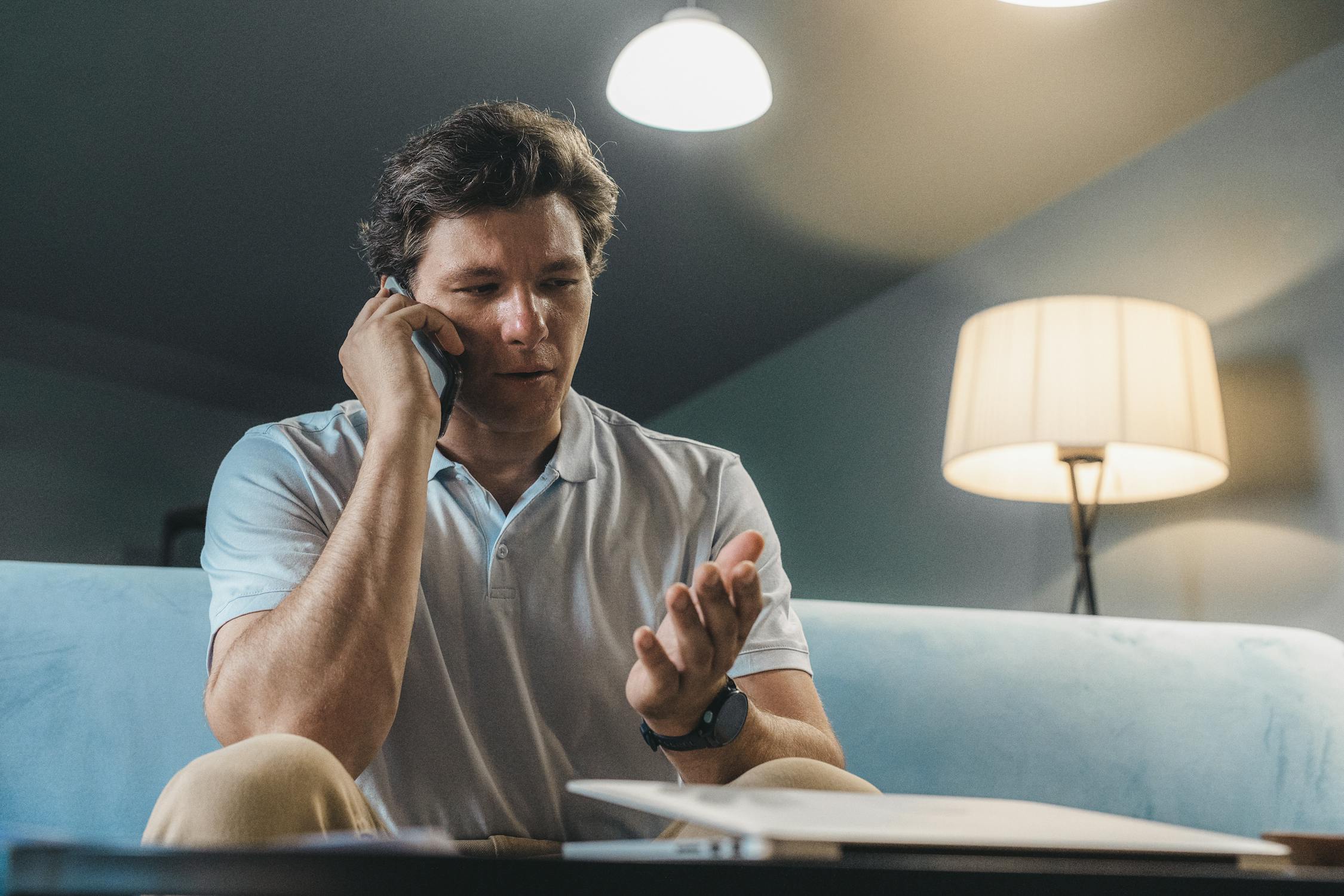 Un hombre serio hablando por teléfono | Fuente: Pexels