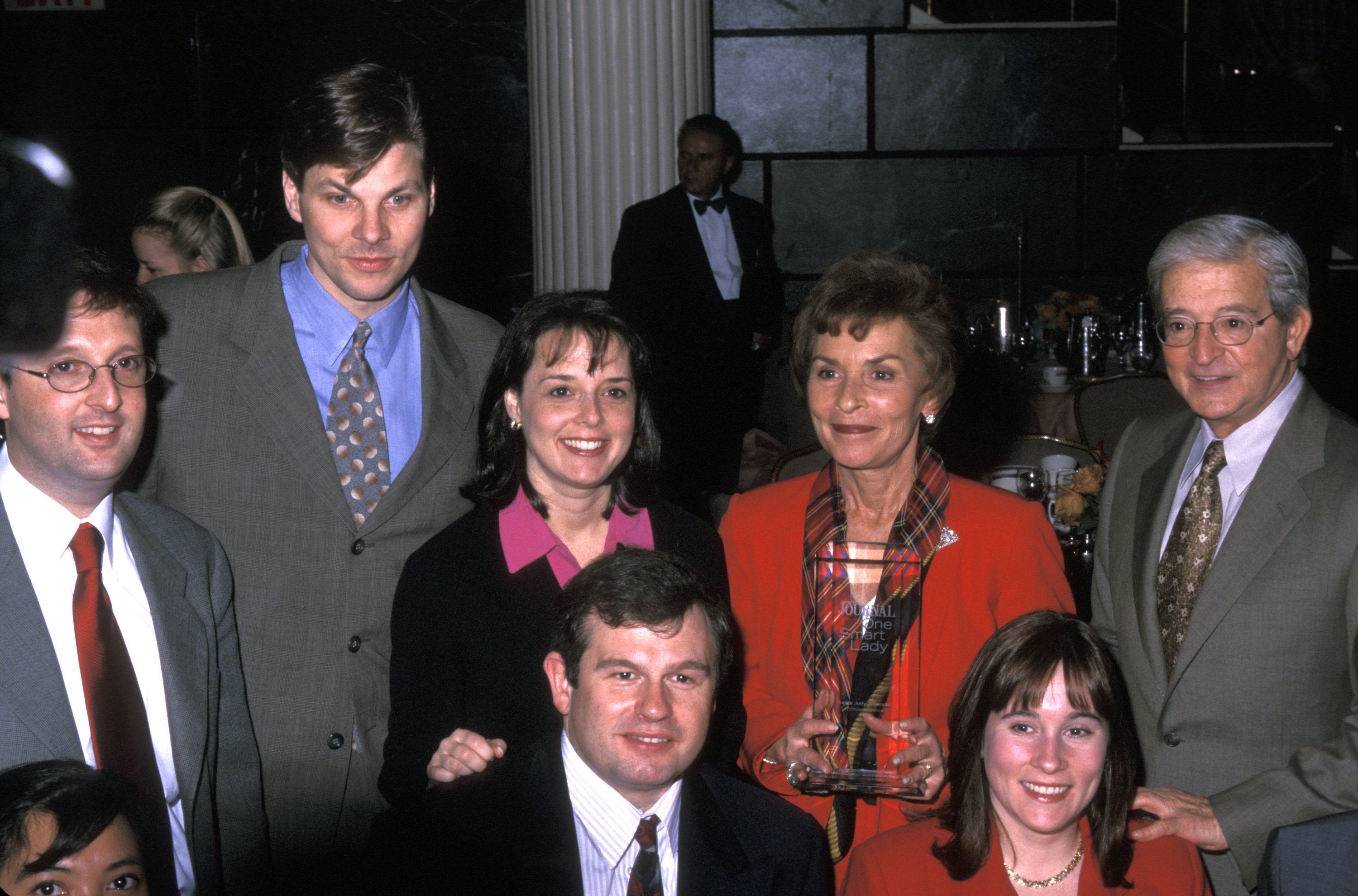 Judy Sheindlin, Jerry Sheindlin y familia asisten al Ladies' Home Journal "One Smart Lady Award" el 23 de febrero de 2000 en el Hotel Waldorf Astoria de Nueva York. | Fuente: Getty Images