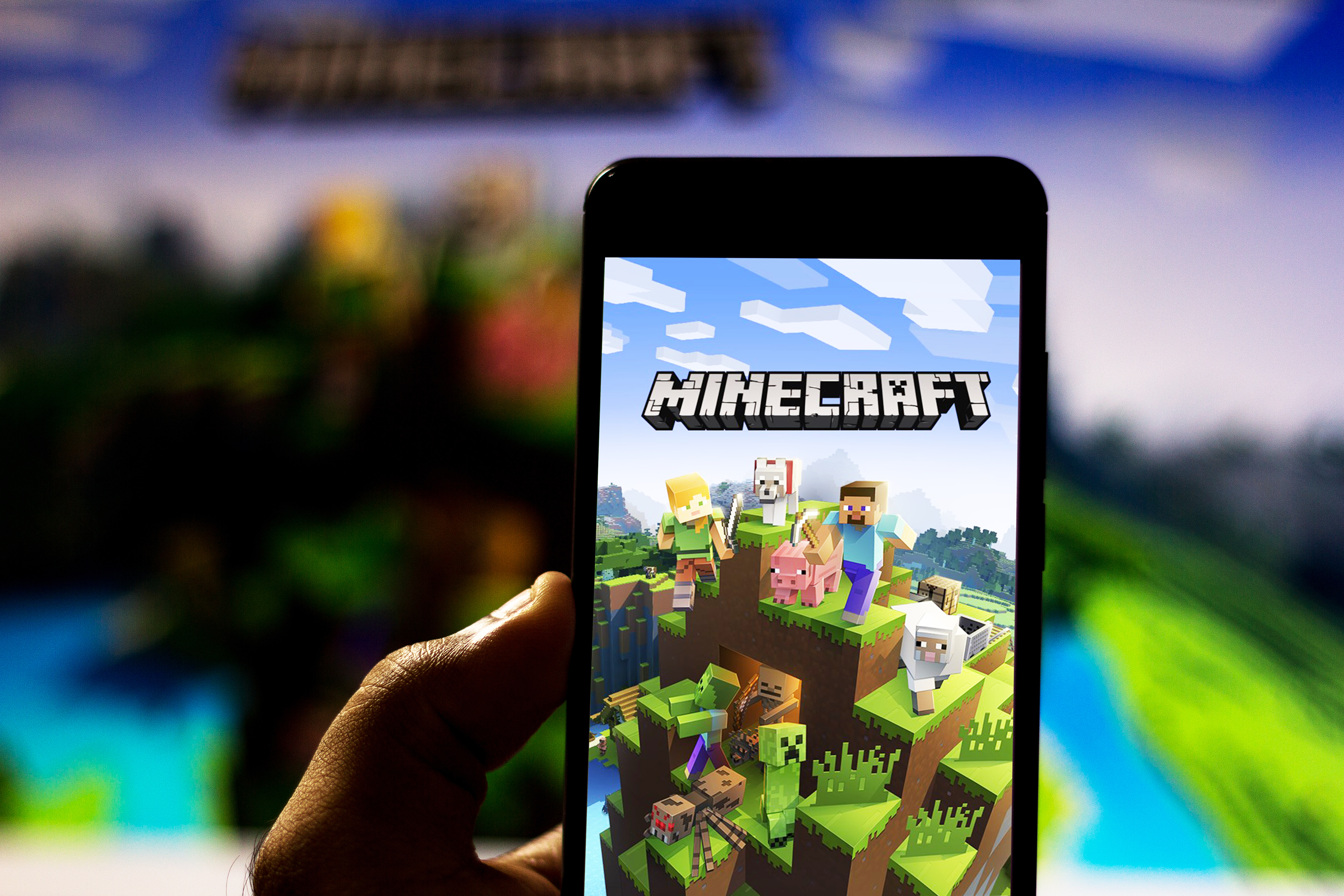 Una imagen de alguien sosteniendo un teléfono con Minecraft en él. │ Foto: Shutterstock