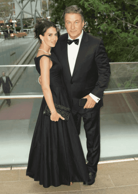Alec Baldwin y su esposa, Hilaria Baldwin, asisten a un evento de corbata negra, el 7 de octubre de 2019, en Nueva York | Imagen: Getty Images (Foto de JNI / Star Max / GC Images)