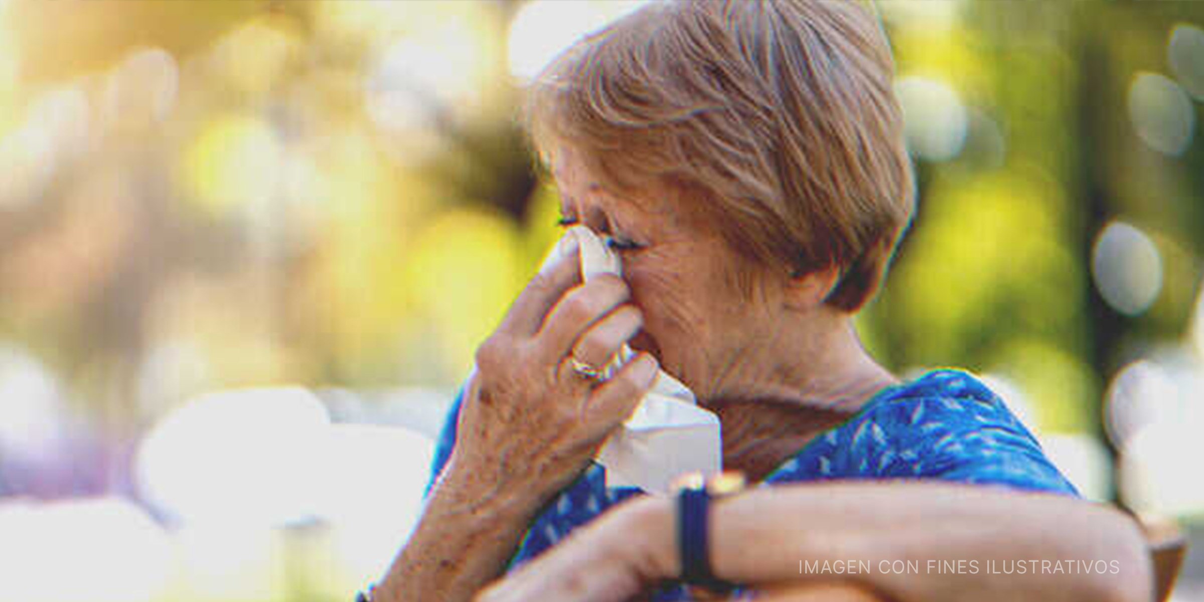 Mujer seca sus lágrimas | Foto: Shutterstock 