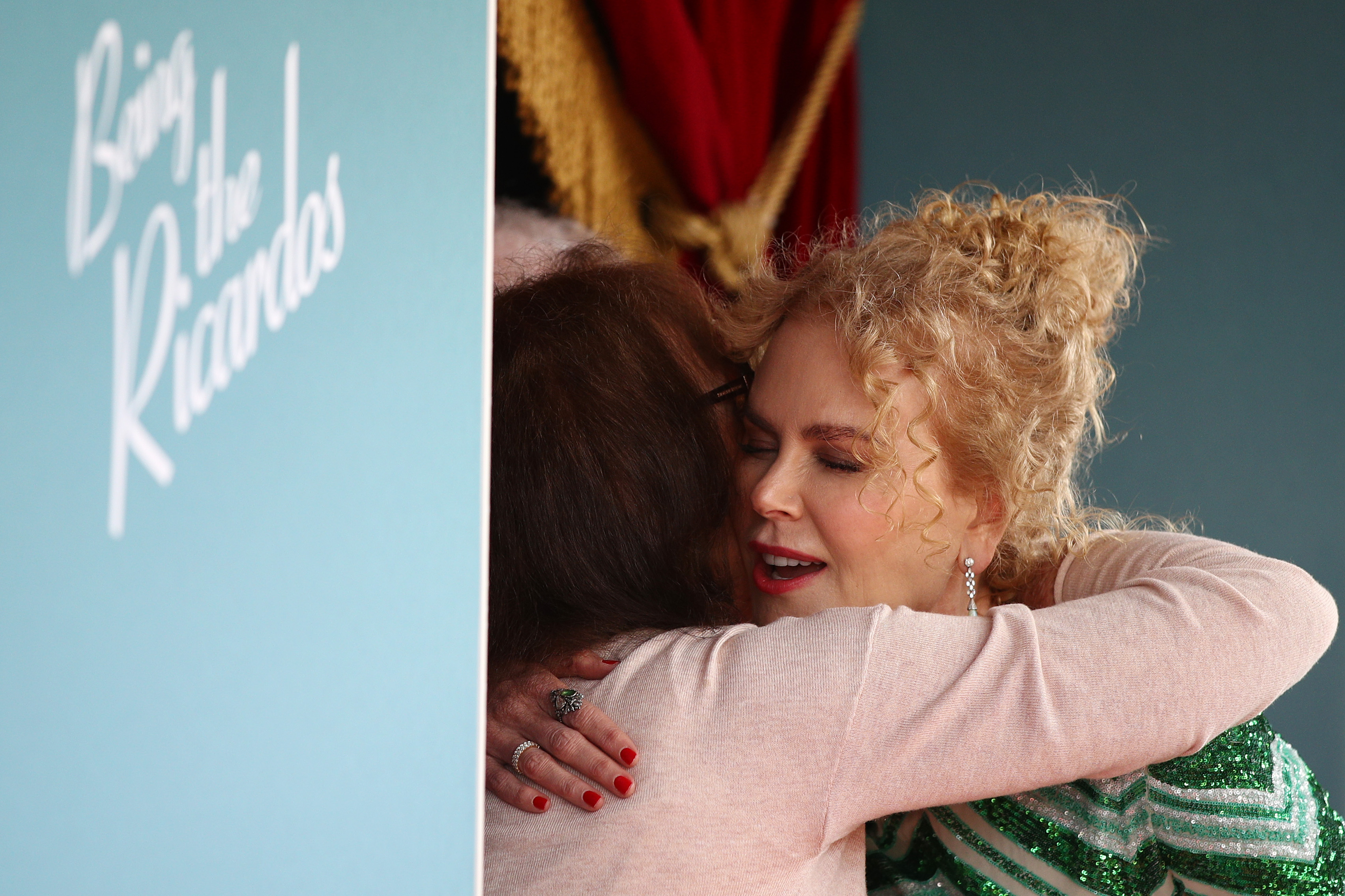 Nicole Kidman abraza a su madre Janelle Anne Kidman el 15 de diciembre de 2021, en Sidney, Australia | Fuente: Getty Images